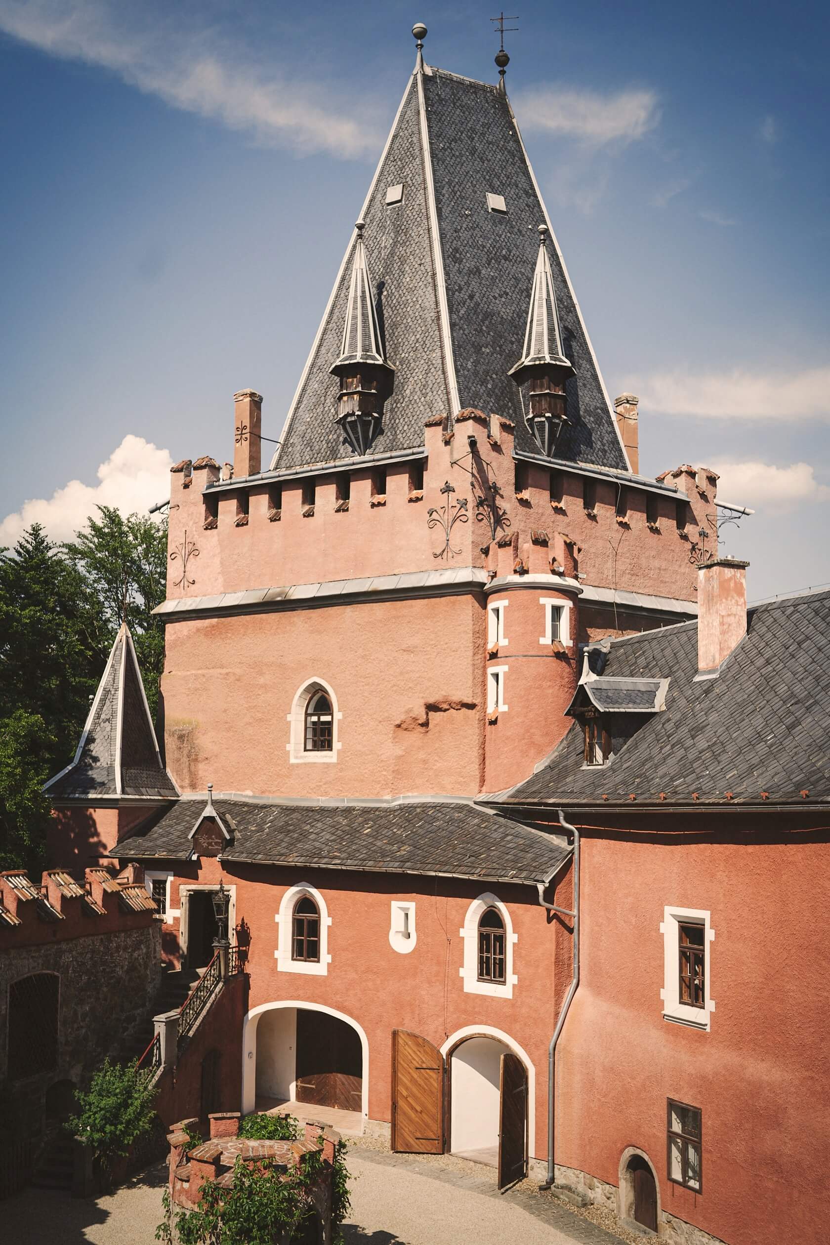 Cerveny-Hradek-from-Courtyard