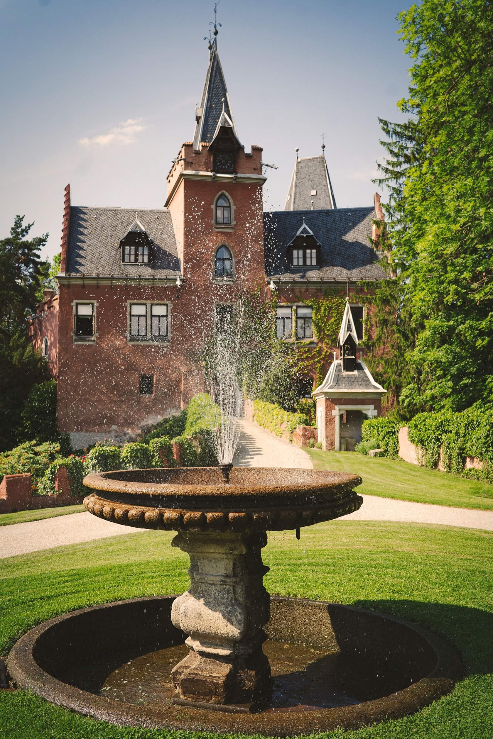 Cerveny-Hradek-through-fountain