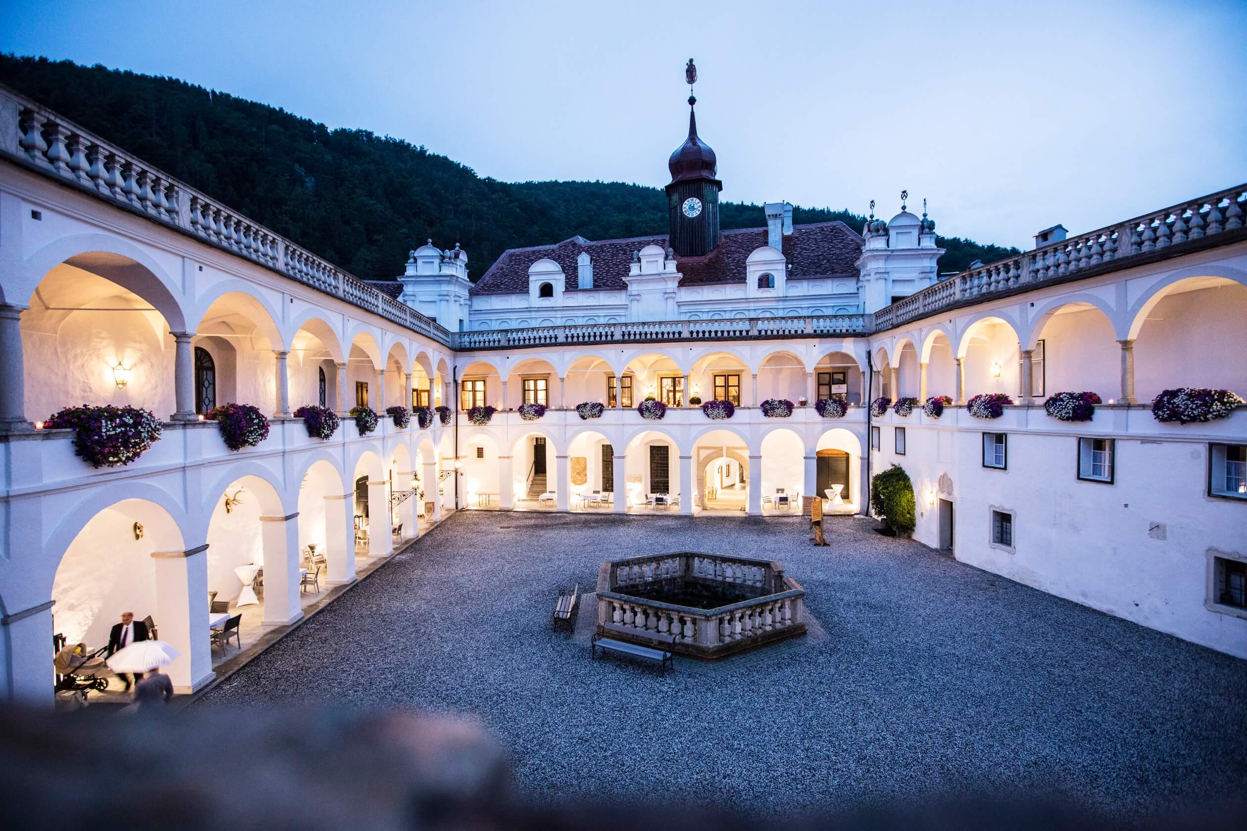 Herberstein Gartenschloss Schlosshof bei Nacht by Lichtbildnerei