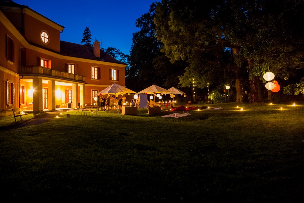 a night at the garden house at castle bechyne