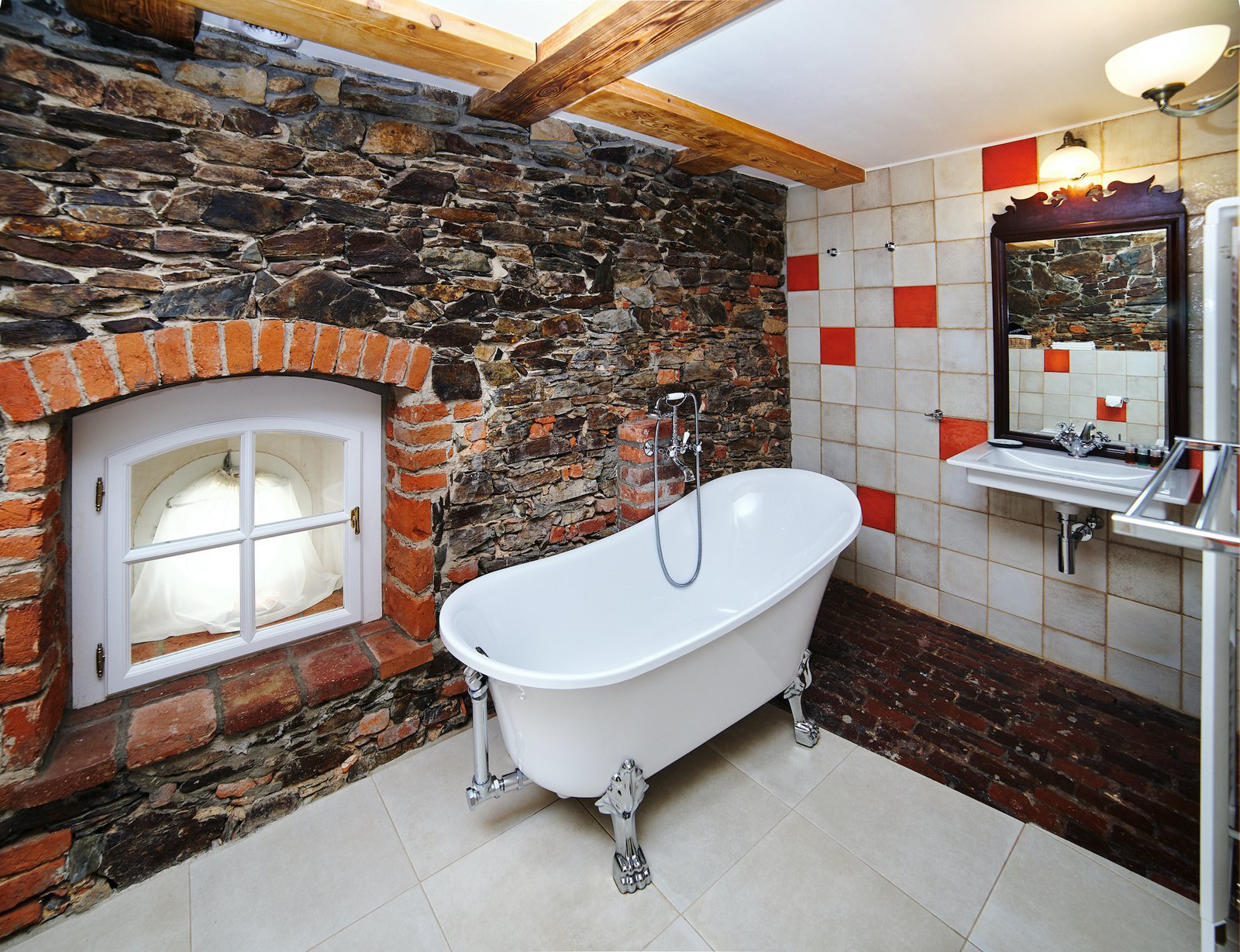 bathtub room savoia castle