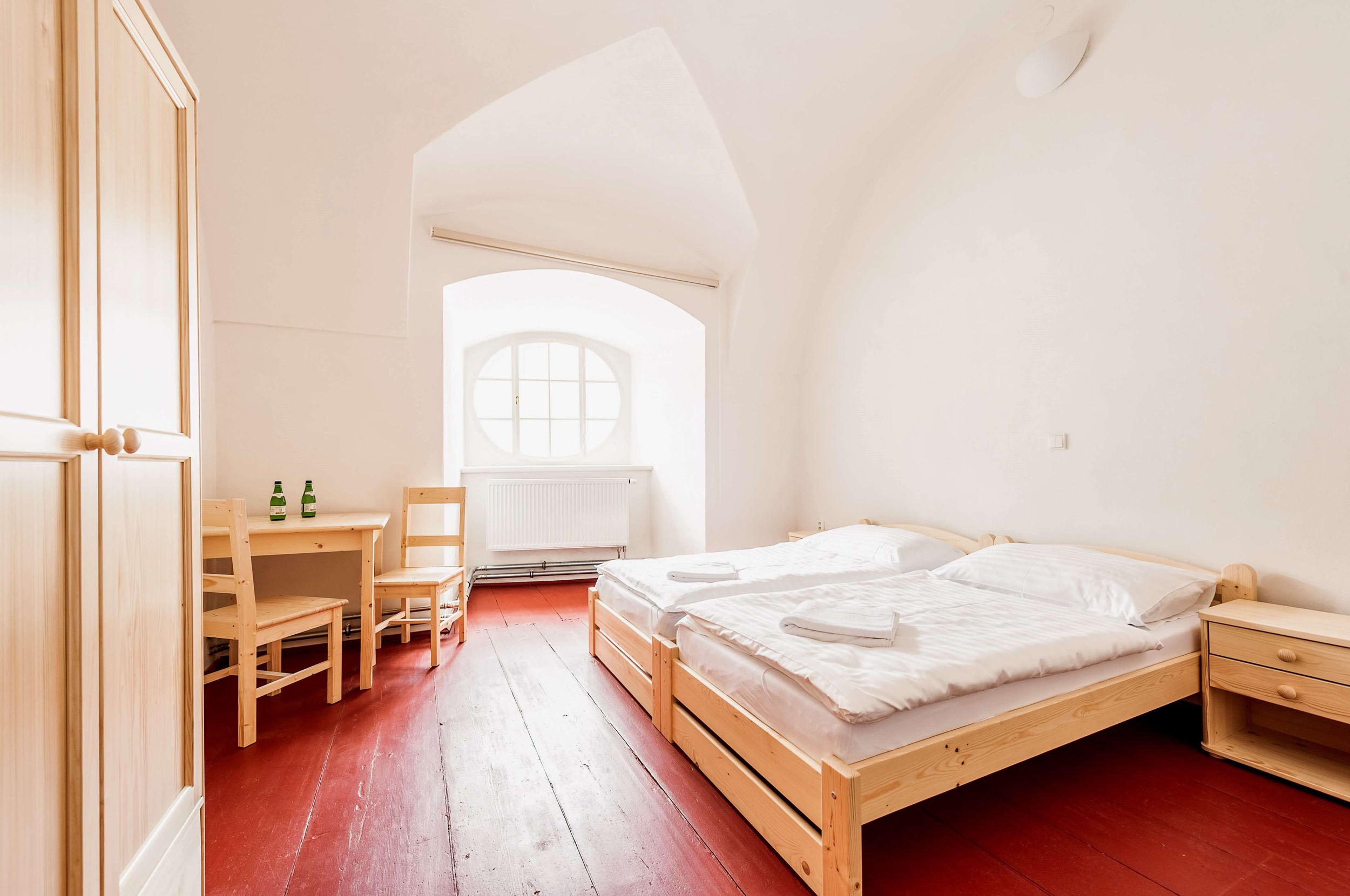 broumov monastery bedroom red floor