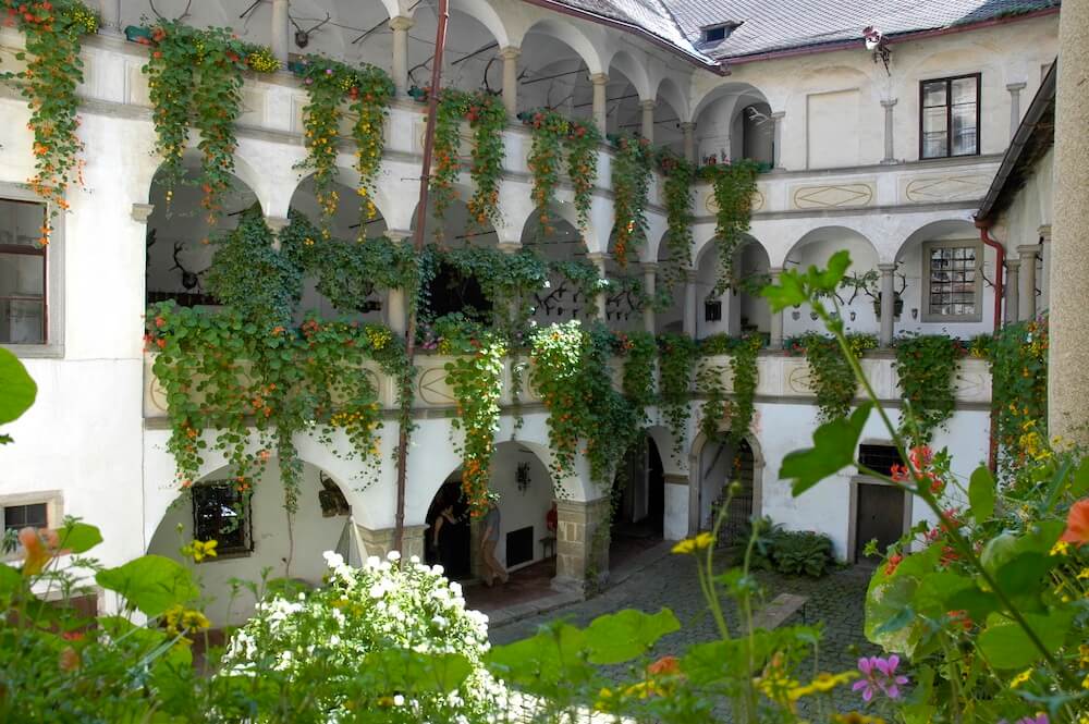 burg clam courtyard