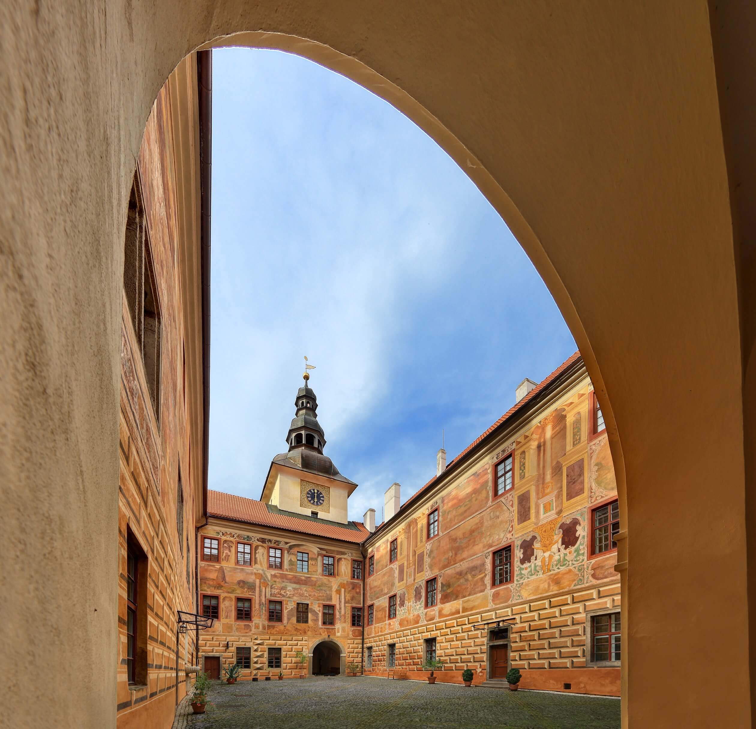 castle bechyne courtyard sunny day