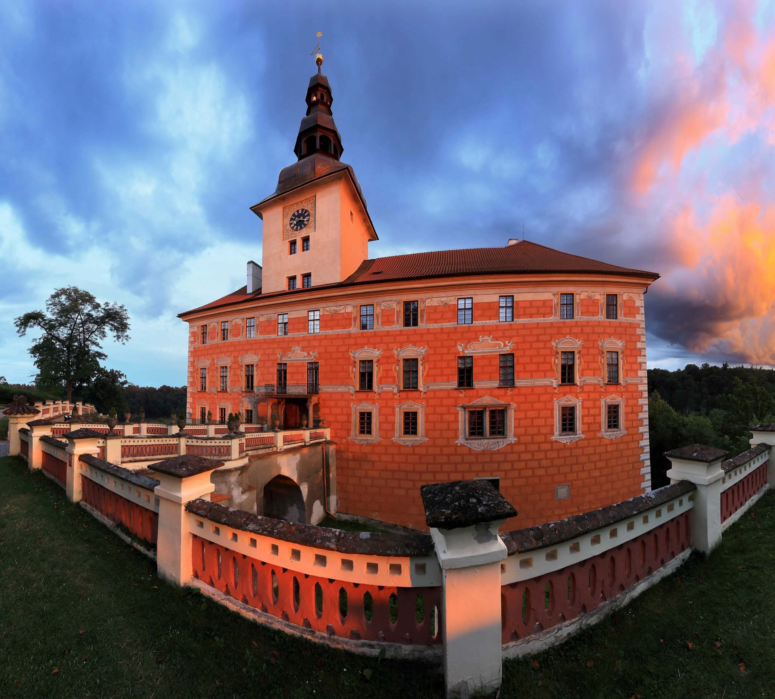 castle bechyne evening dramatic light