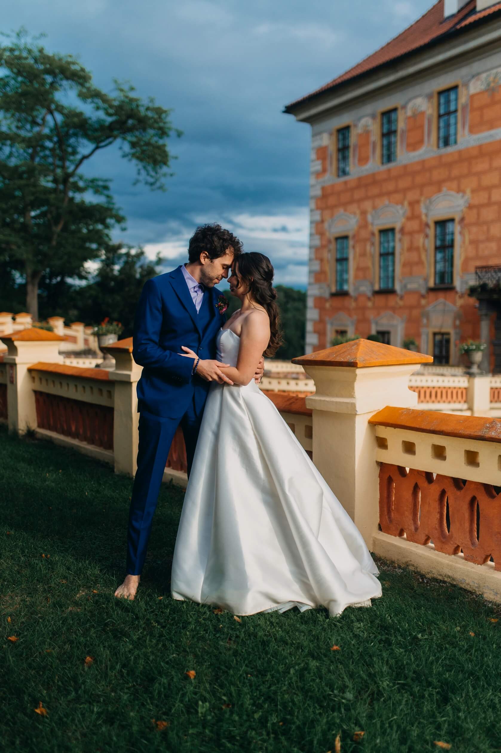 castle-bechyne-wedding-outside