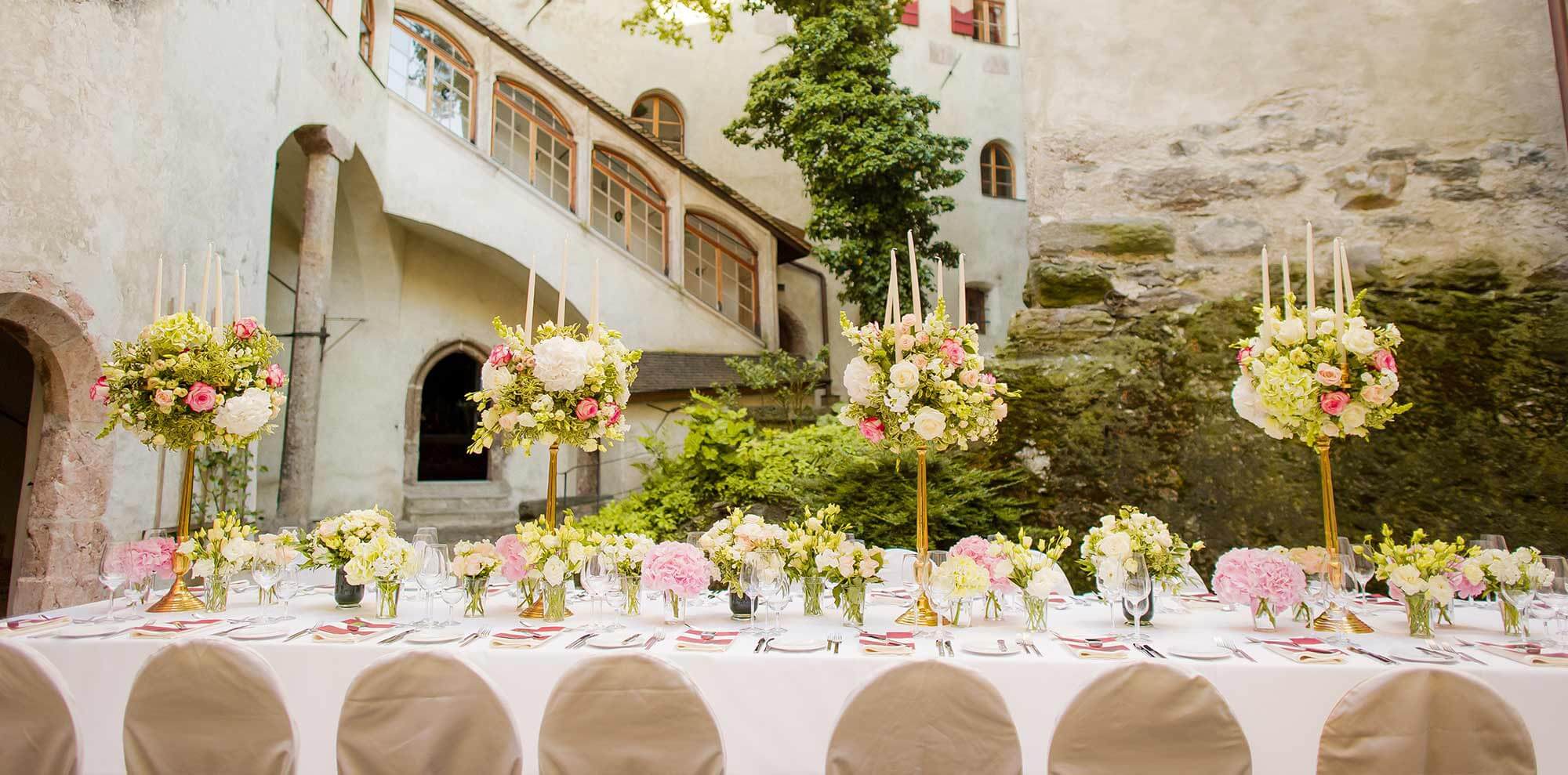 castle friedberg getting married in courtyard dinner table