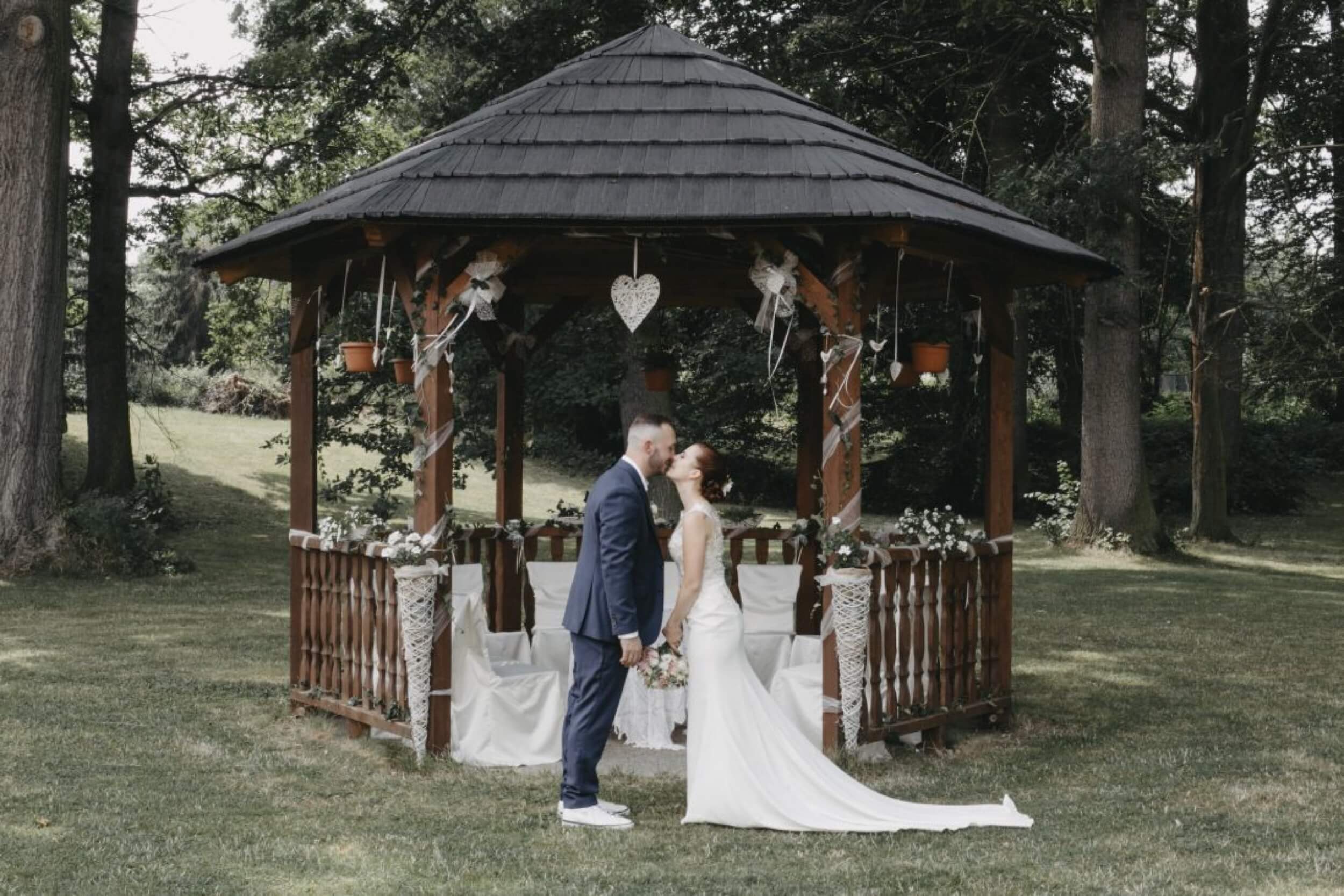 castle lesany wedding kiss garden