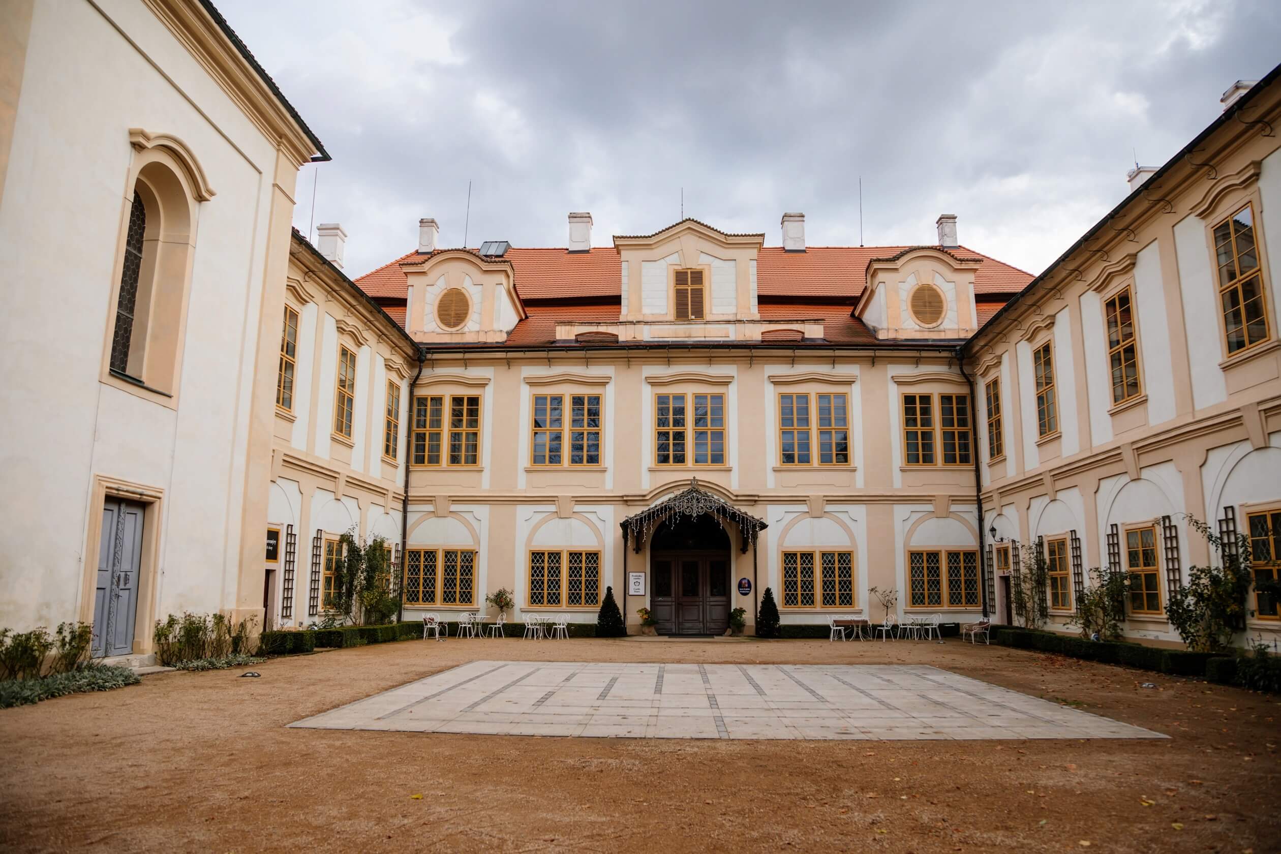 castle loucen courtyard