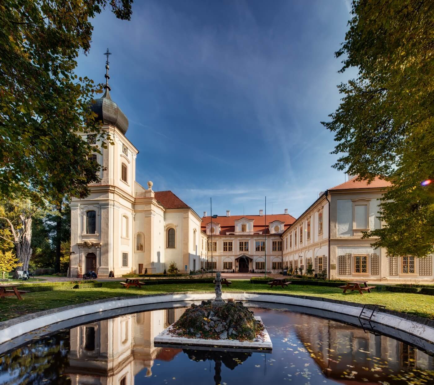 castle loucen pond