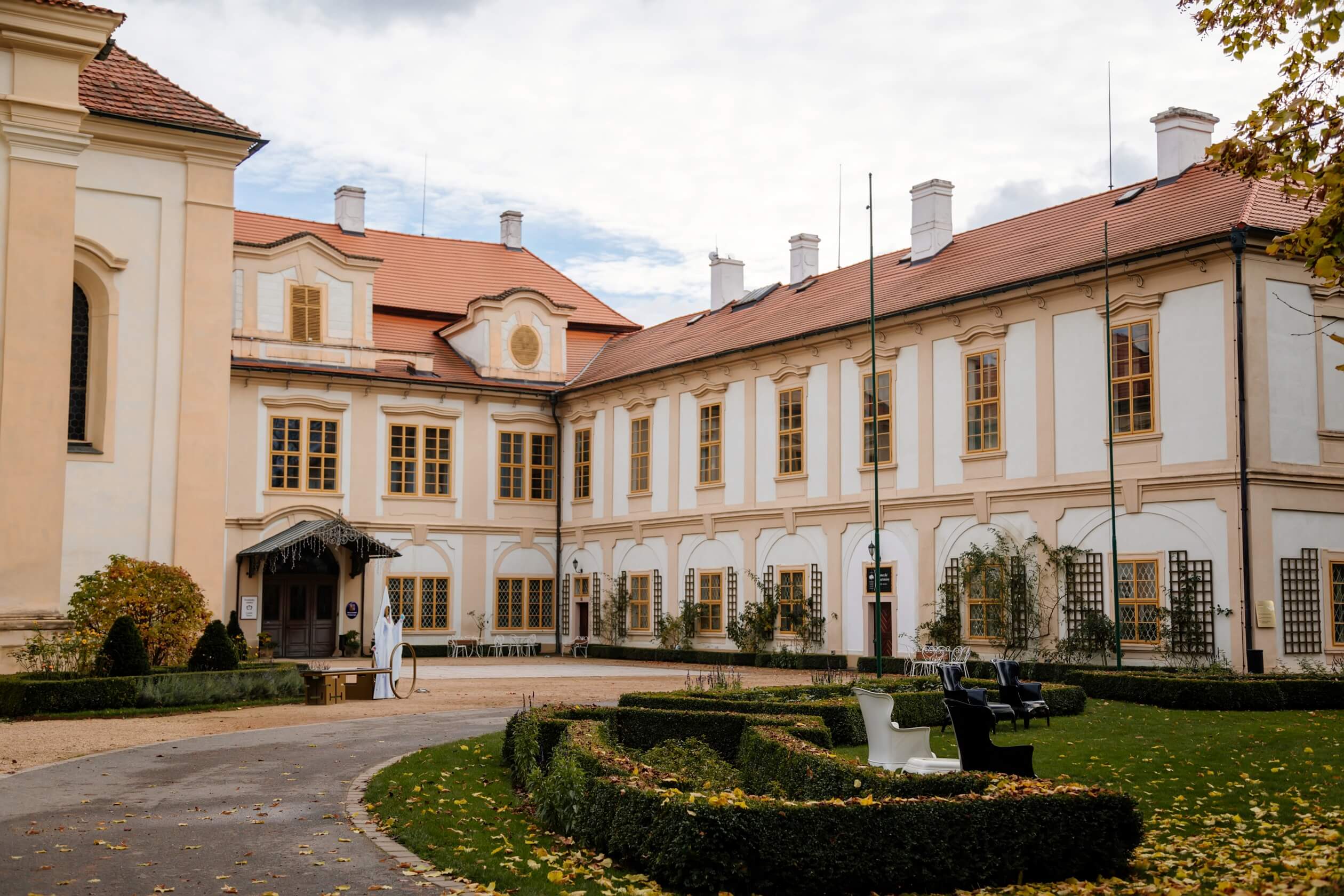 castle loucen roundabout entrance