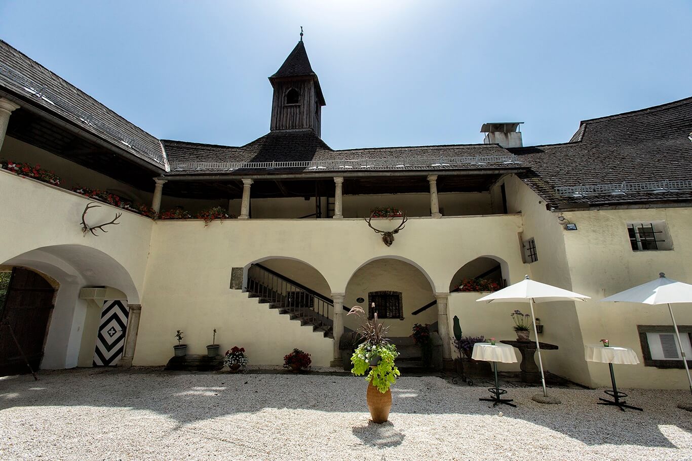 castle moosburg courtyard