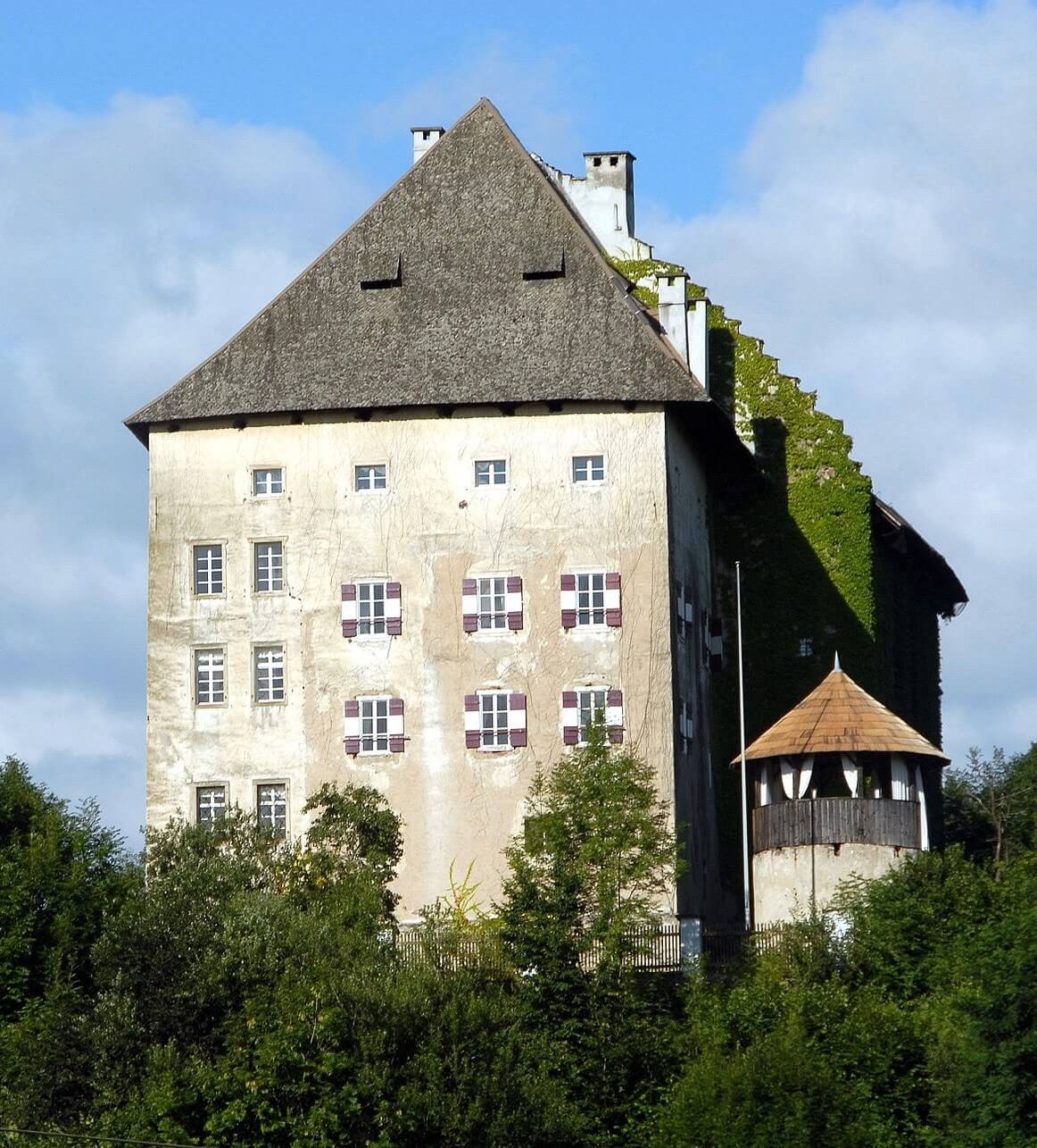 castle-moosburg-side-view