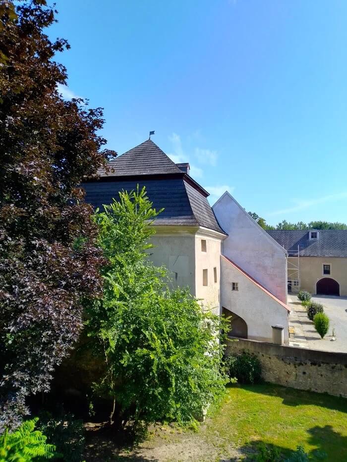 castle-rohrau-lower-austria-courtyard-buildings