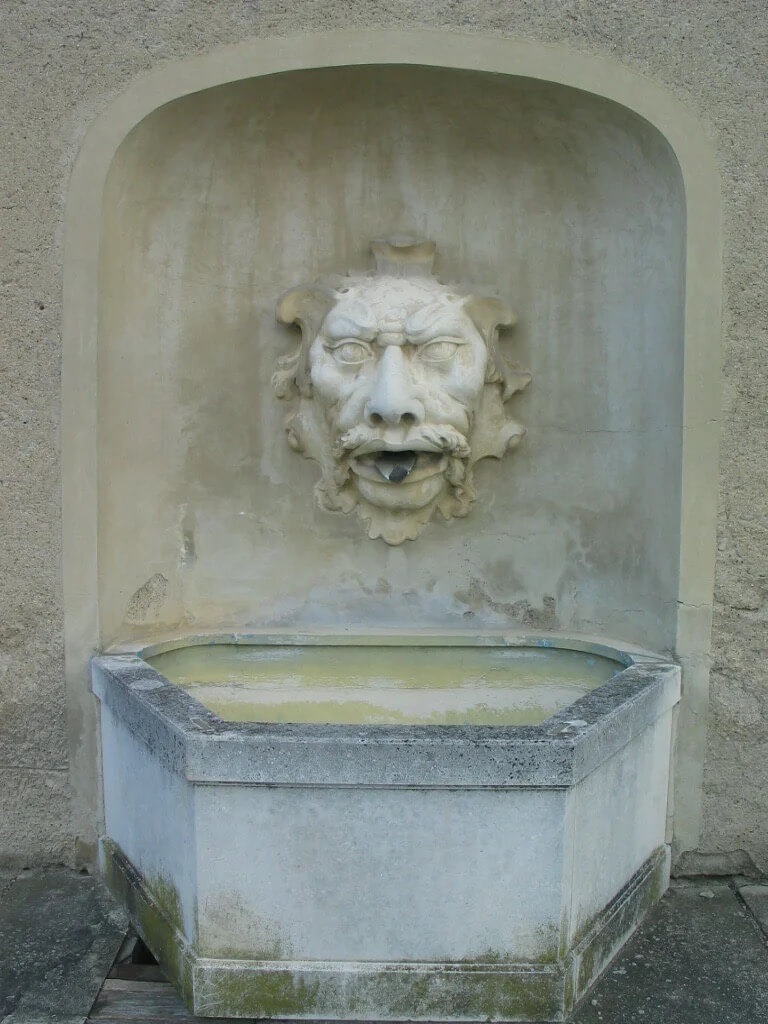 castle-rohrau-lower-austria-courtyard-fountain