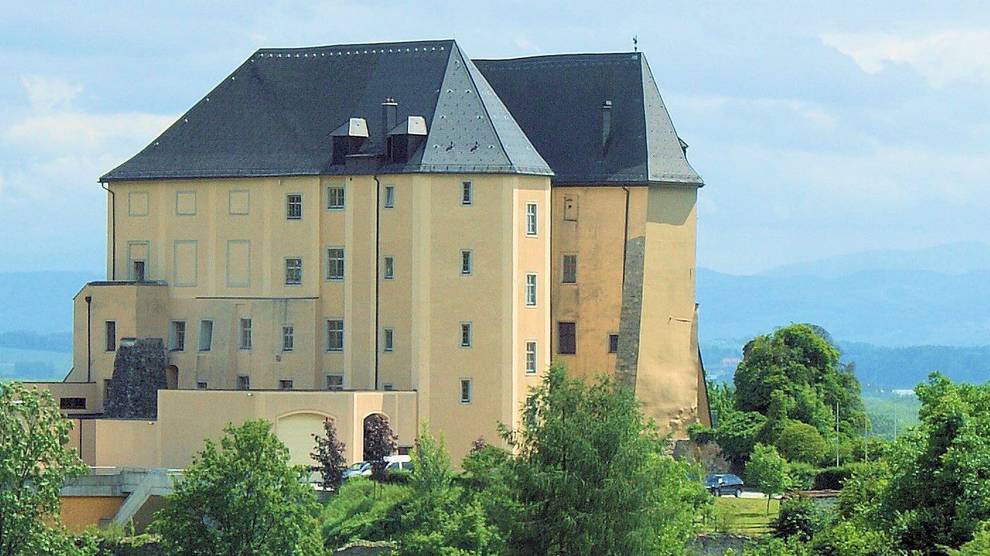 castle steyregg upper austria sunny day