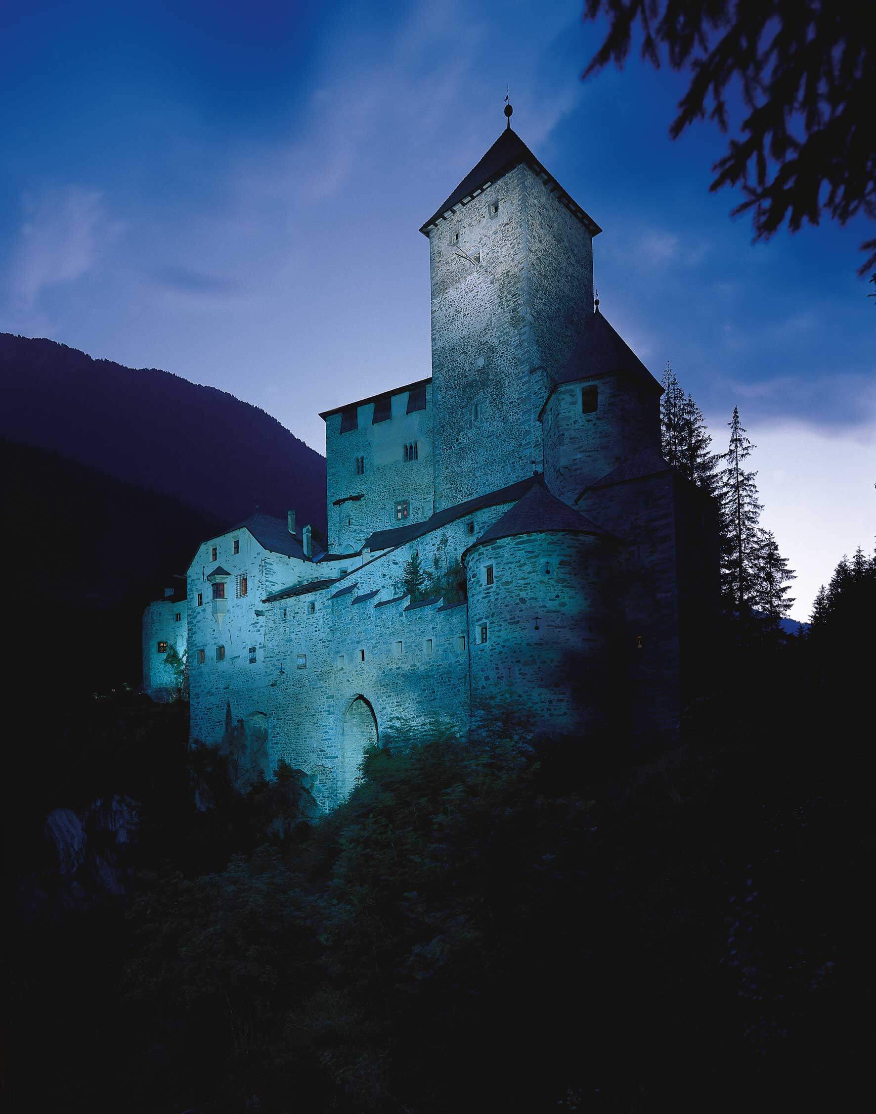 castle-taufers-at-night