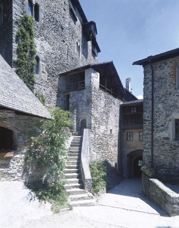 castle-taufers-entrance-gate