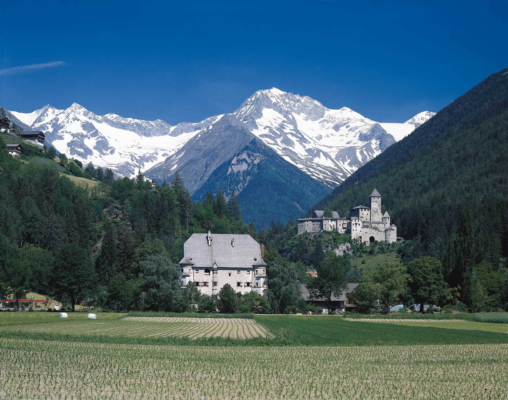 castle taufers mountains