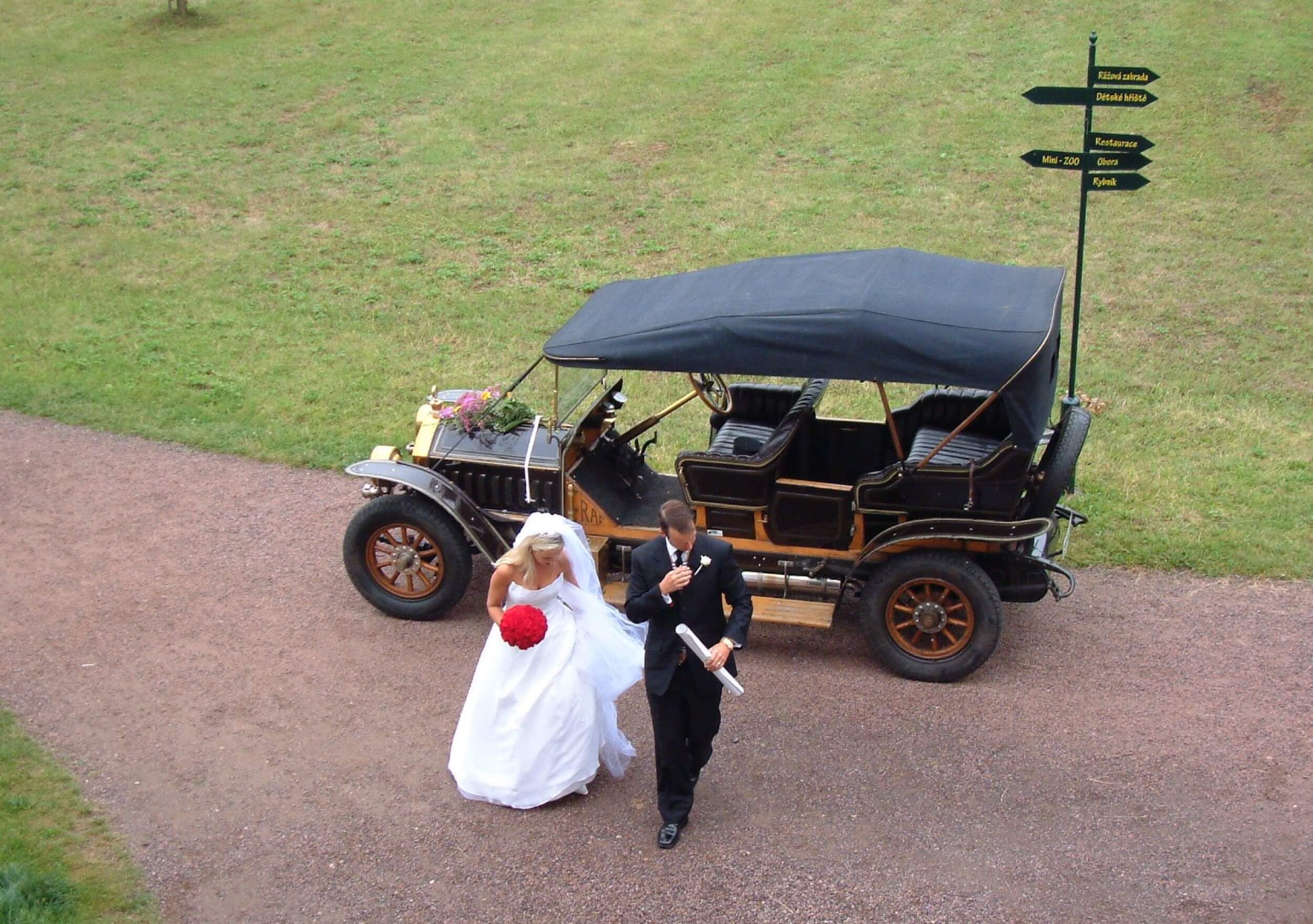 castolovice castle wedding oldtimer