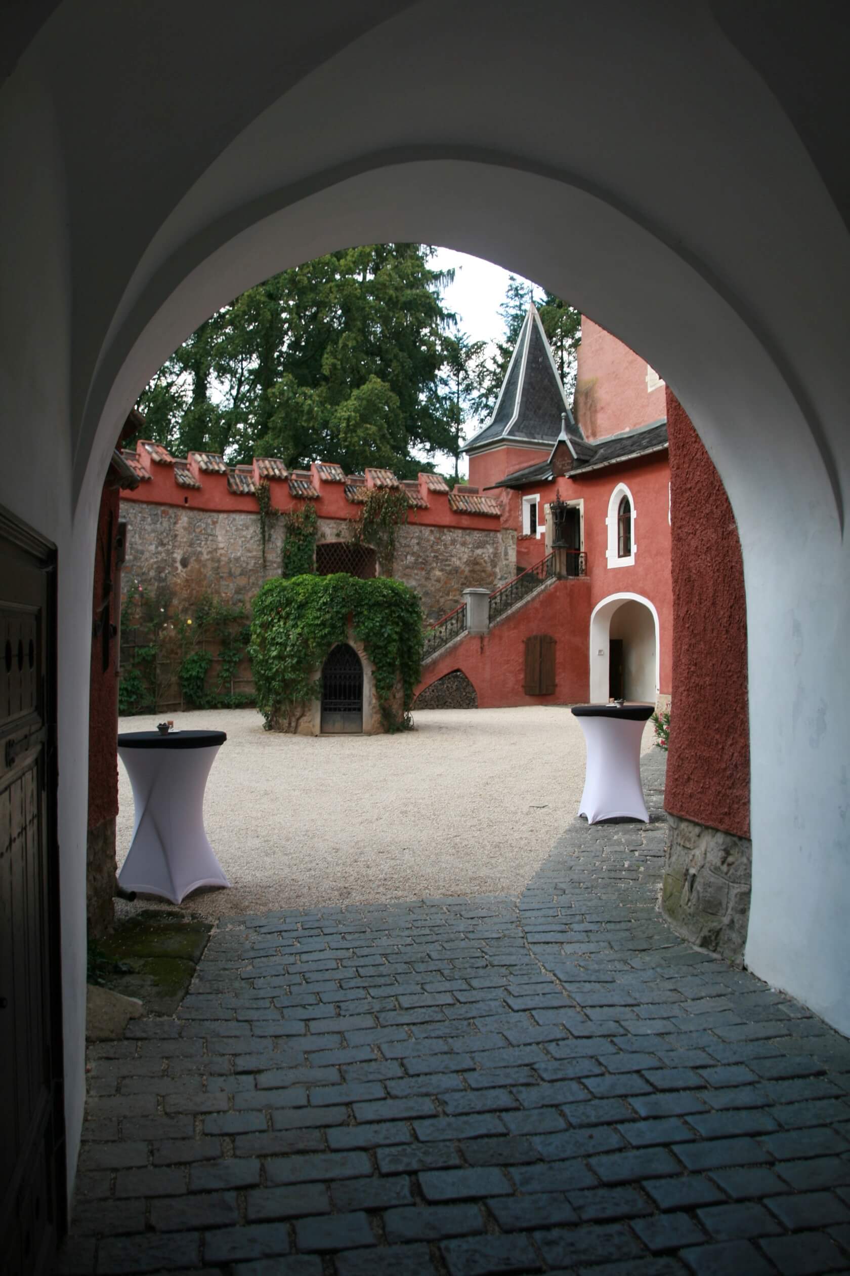 cerveny-hradek-aisle-courtyard