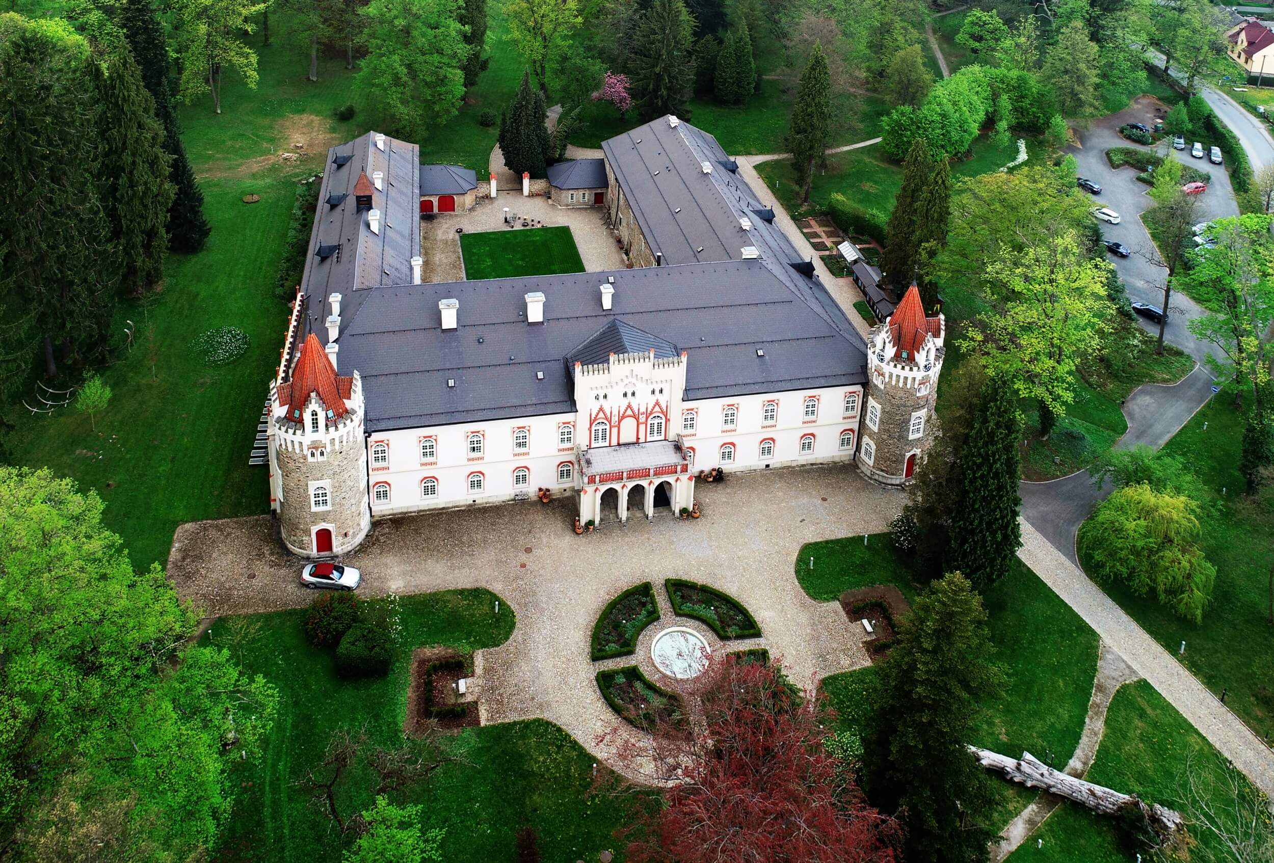 chateau heralec castle garden