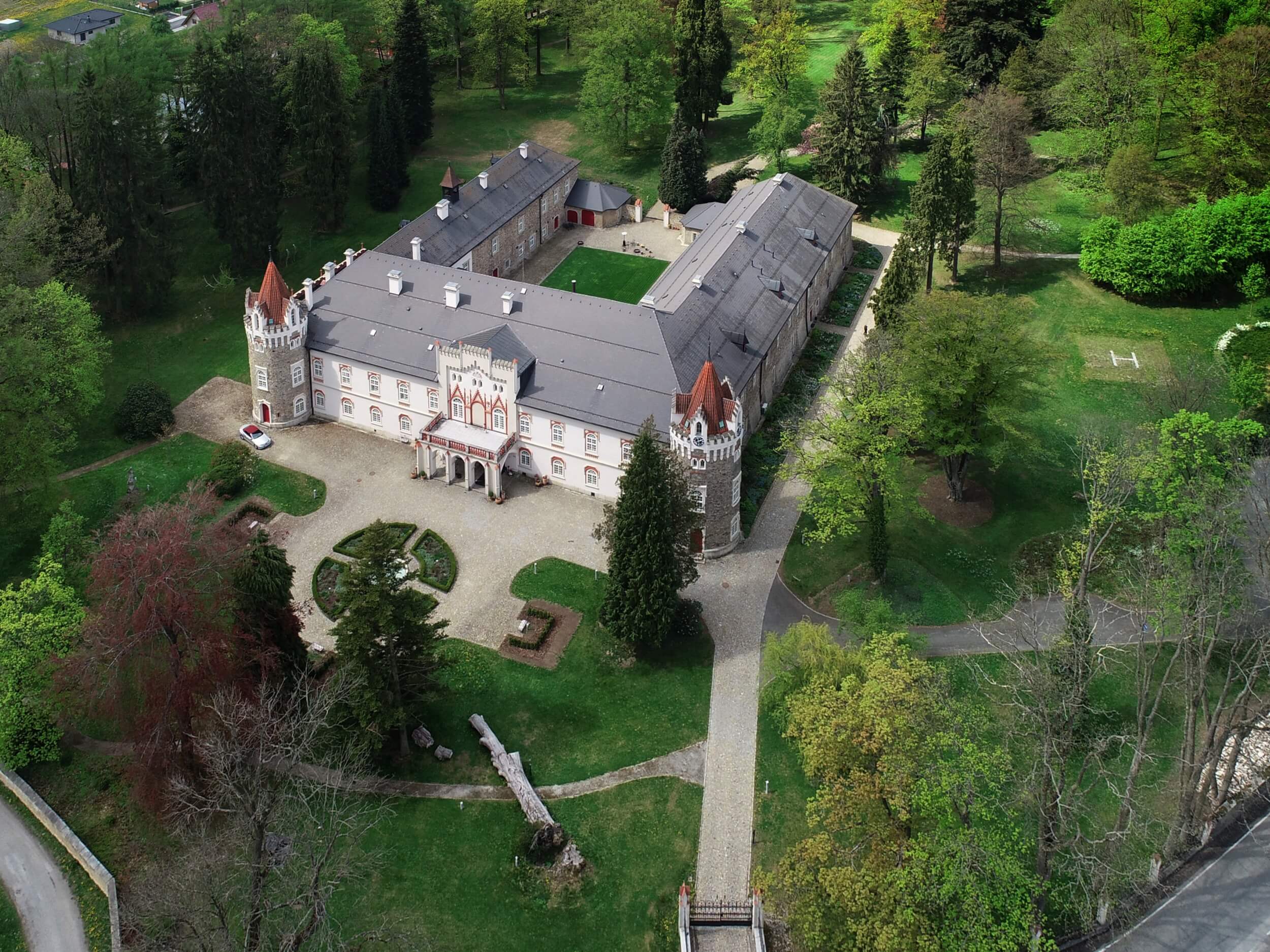 chateau heralec drone take