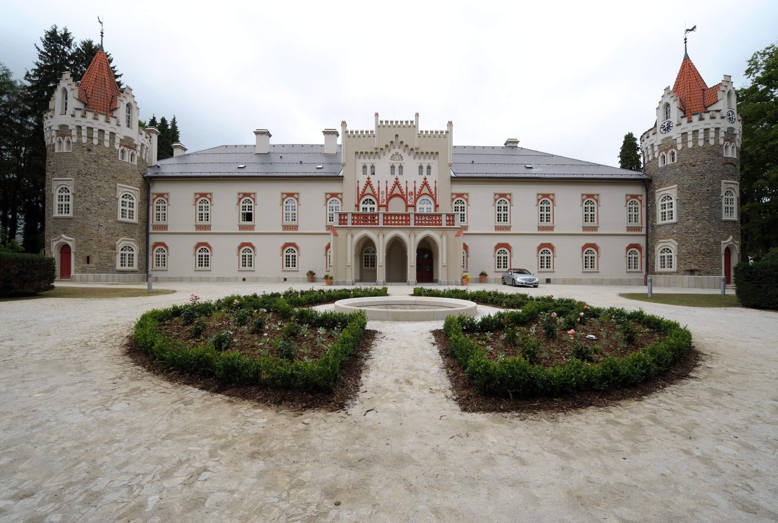 chateau heralec outside