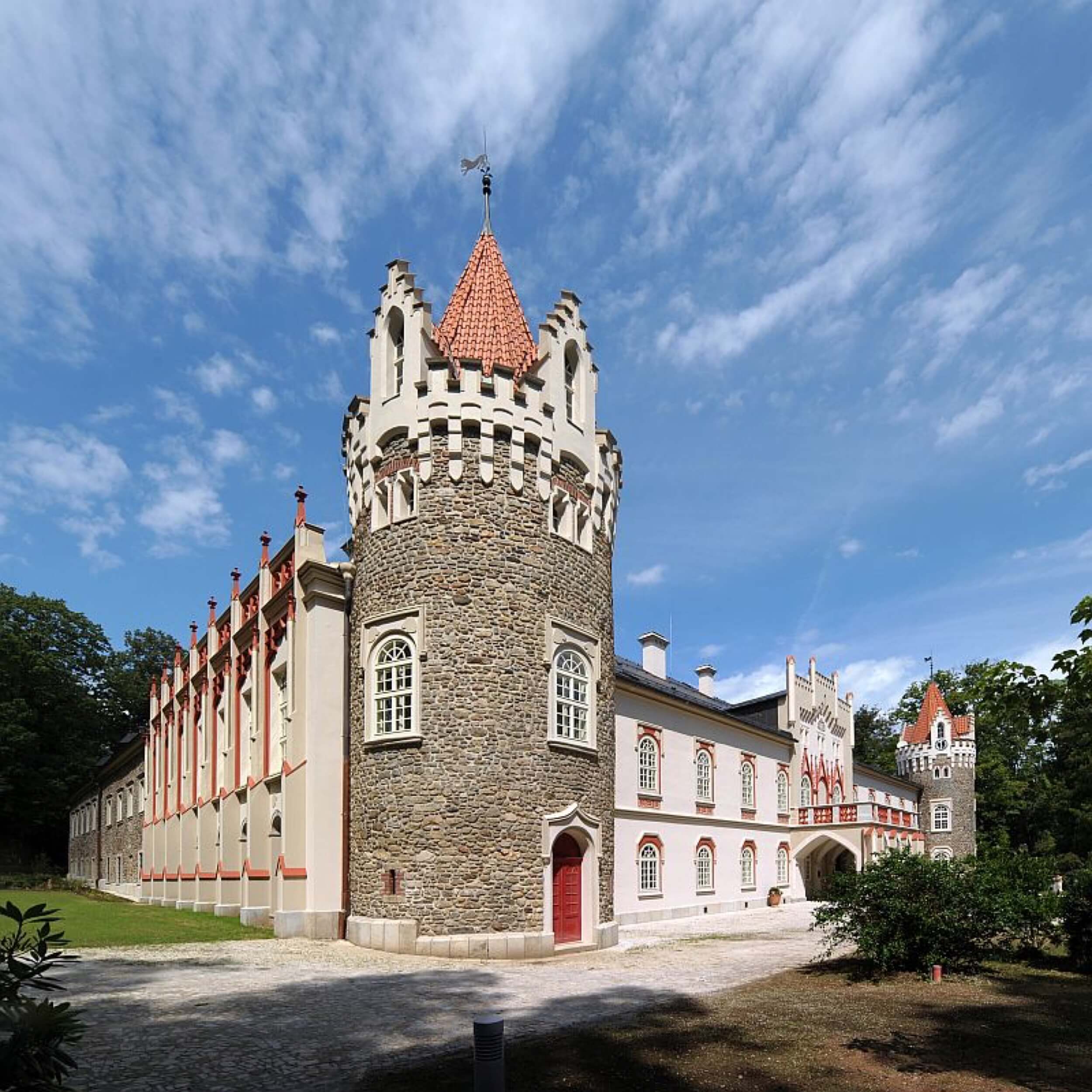 chateau heralec tower