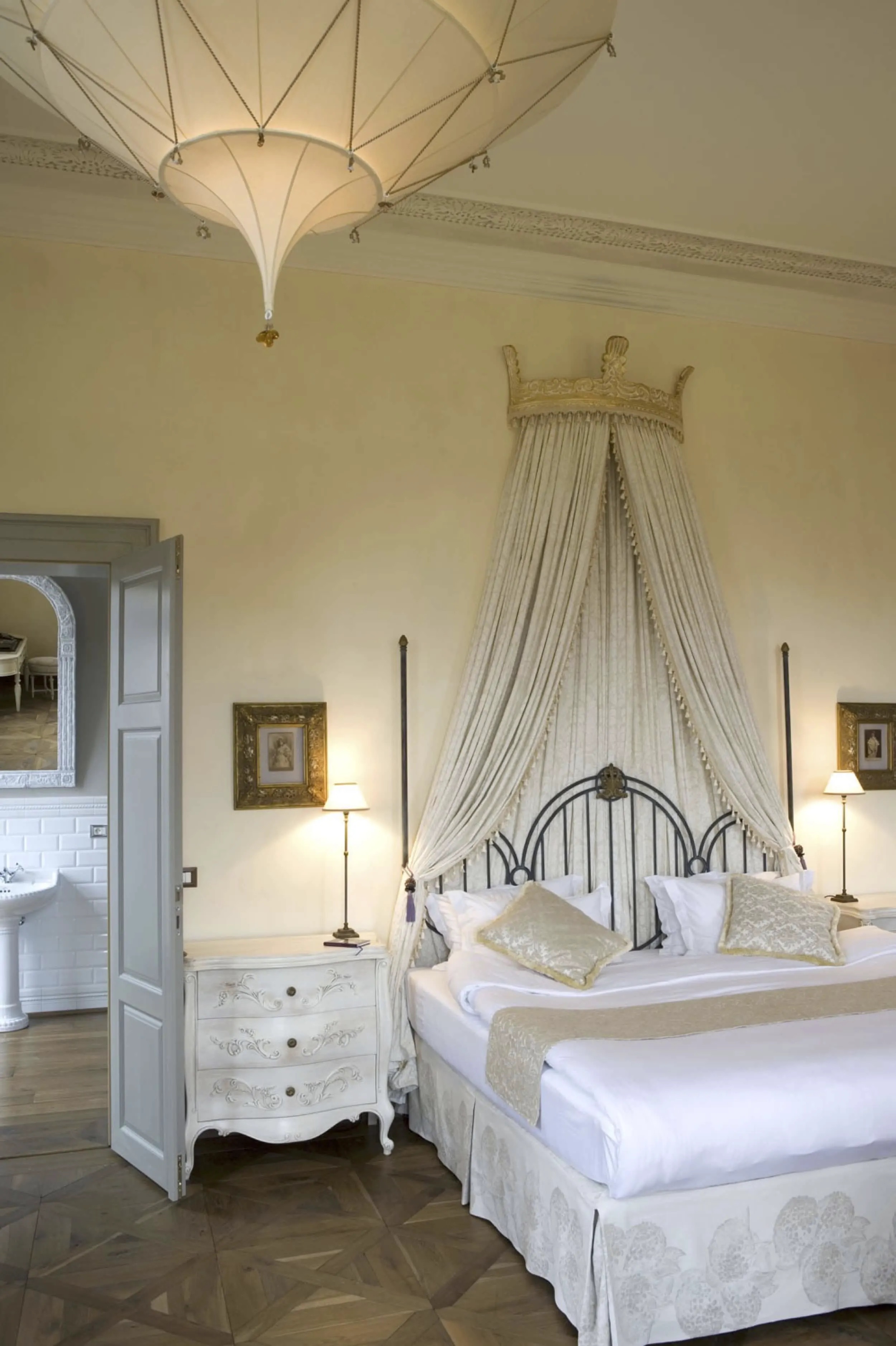 chateau-mcely-legend-suite-bed