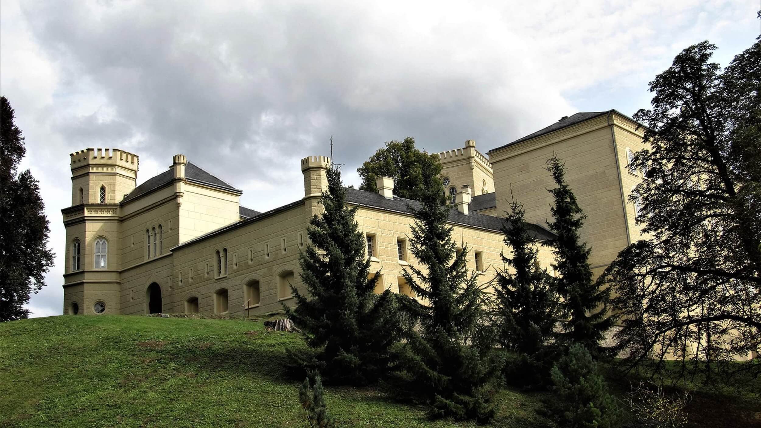 chyse garden castle view