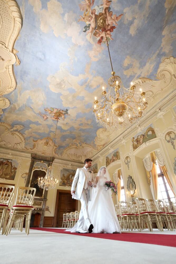 couple-getting-married-dobris-castle