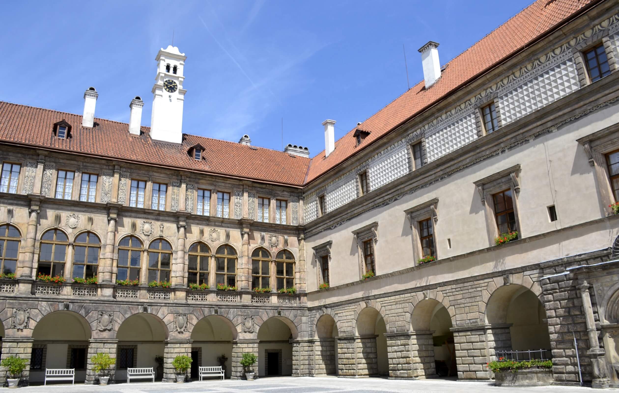 courtyard sunny nelahozeves castle