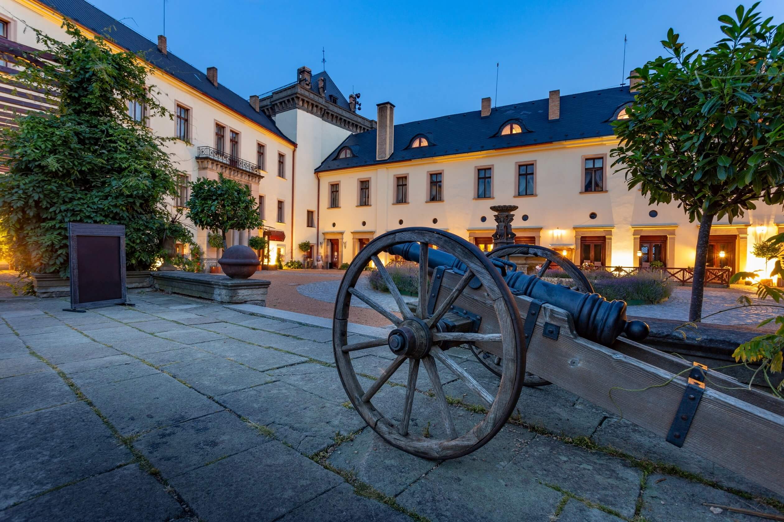 courtyard zbiroh castle