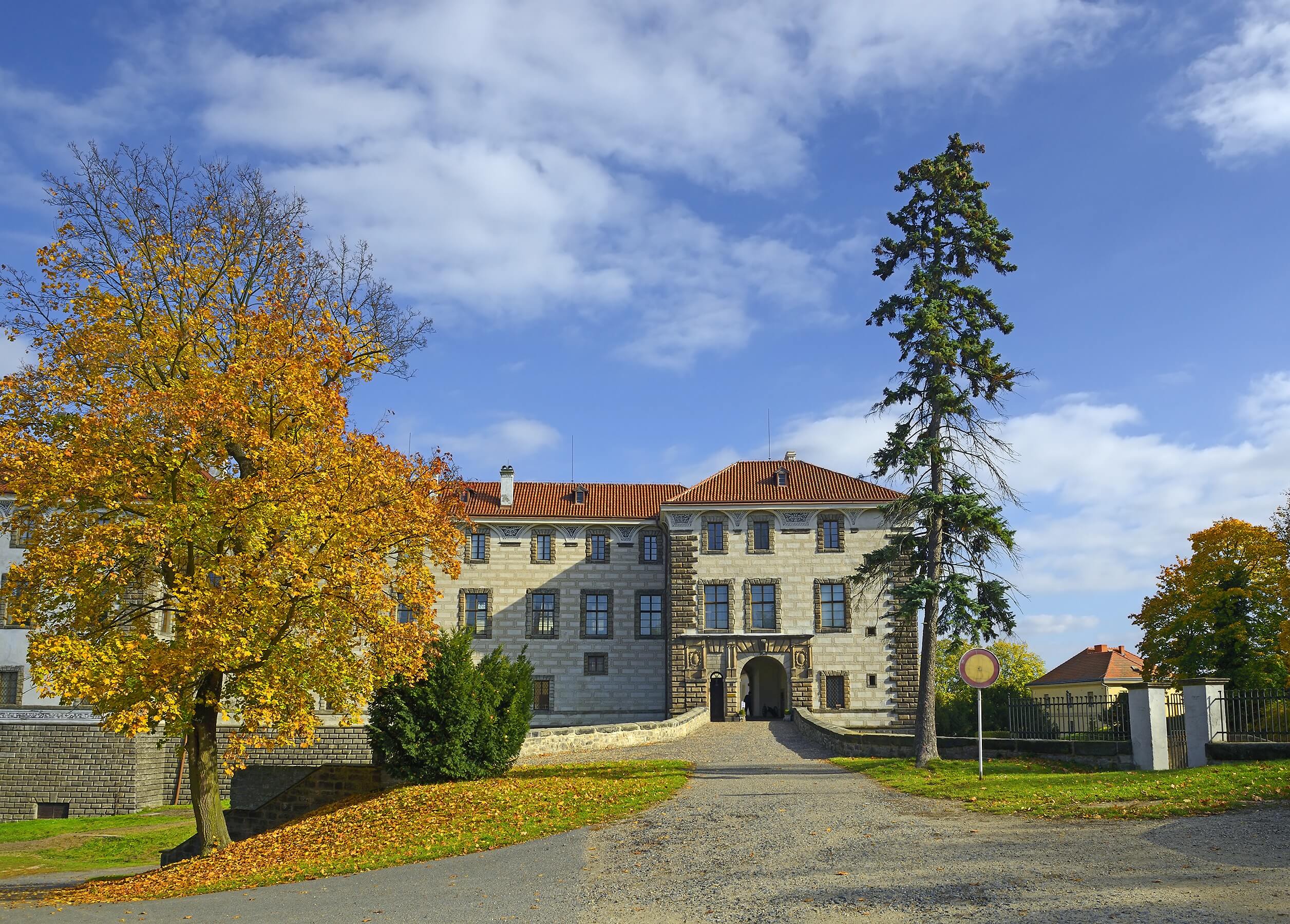 entrance gate nelahozeves castle