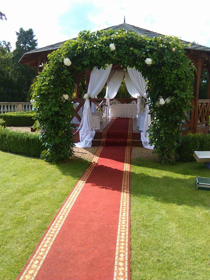 gazebo-wedding-zbiroh-castle