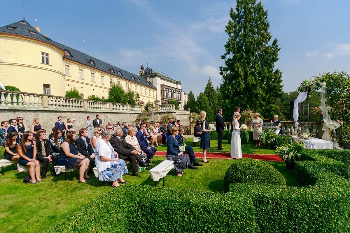 getting married on the big terrace zbiroh castle