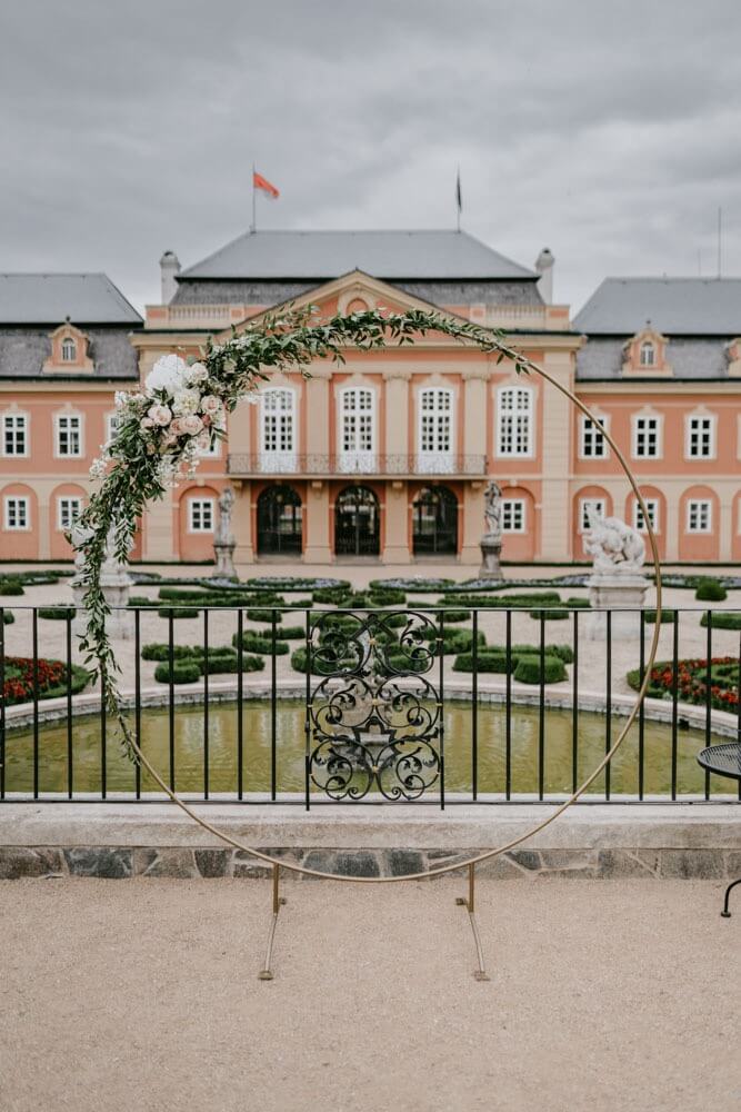 getting-married-park-dobris-castle