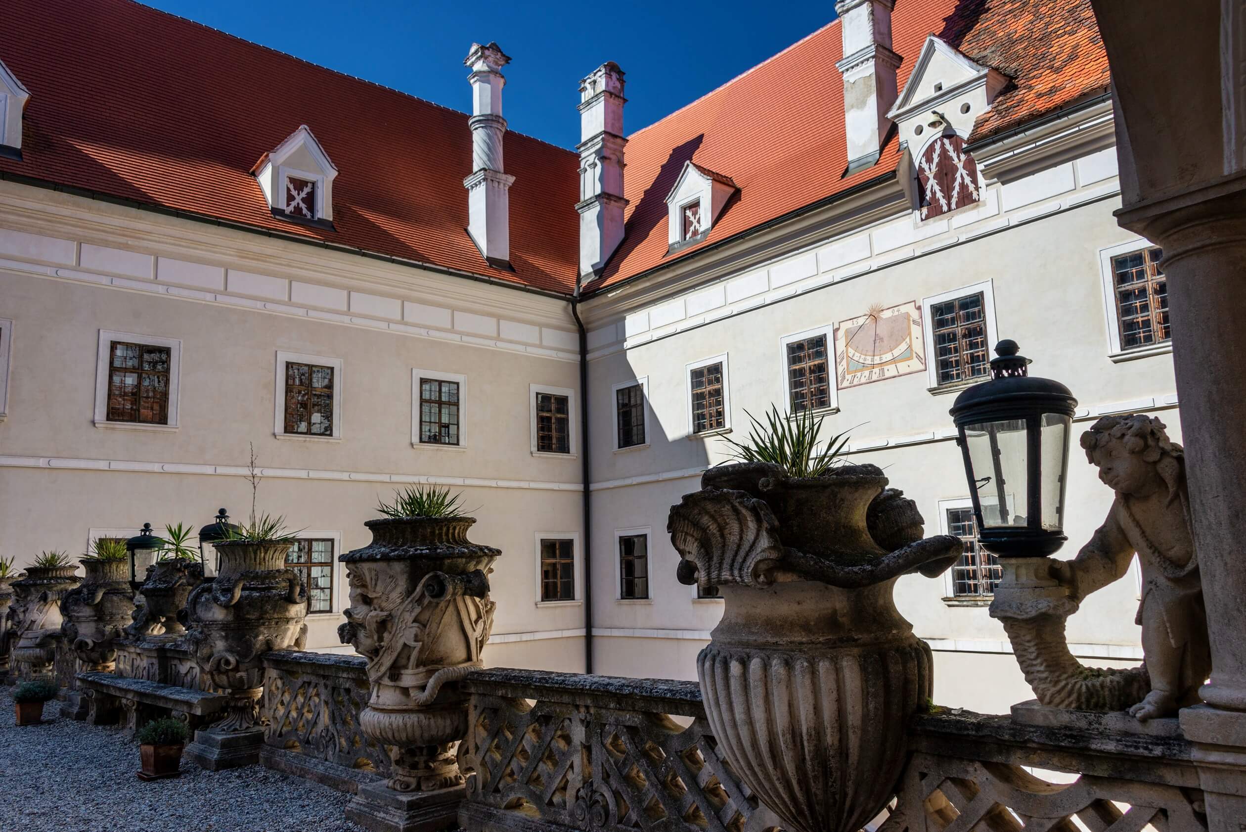 greillenstein castle lower austria court statues