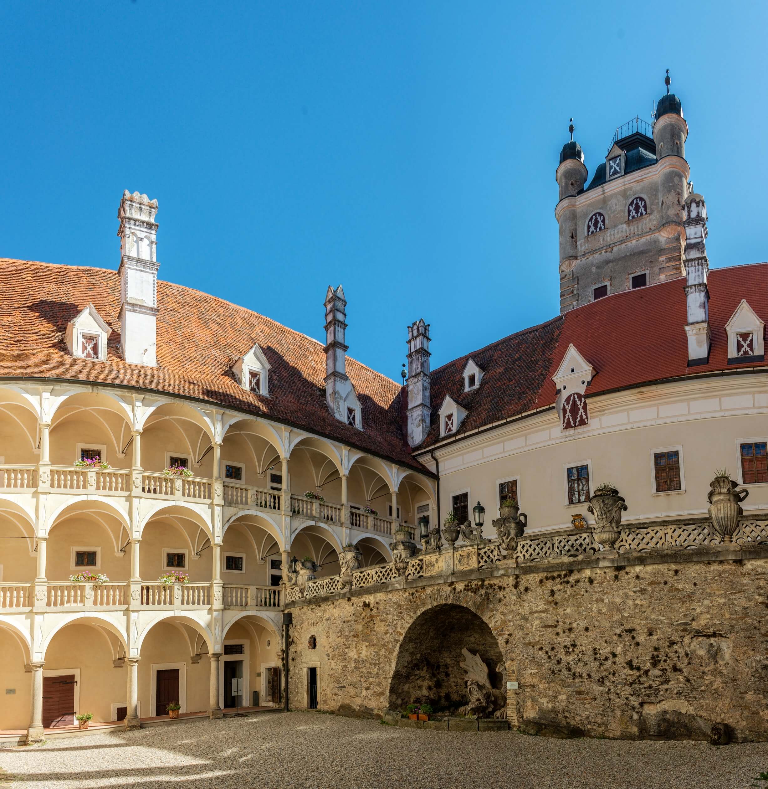 greillenstein-castle-lower-austria-courtyard