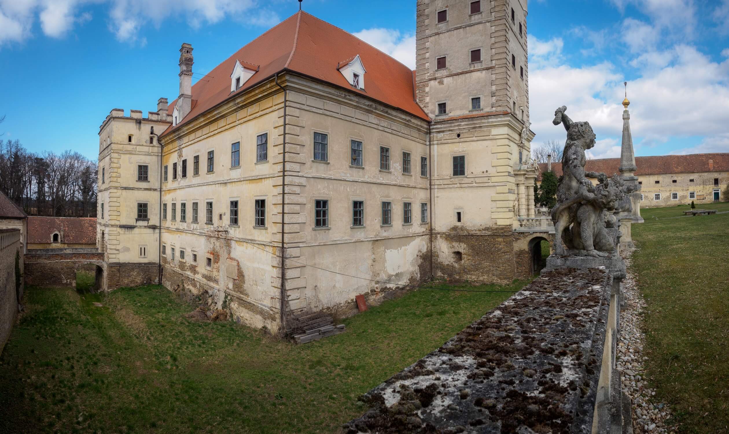 greillenstein castle lower austria moat bridge