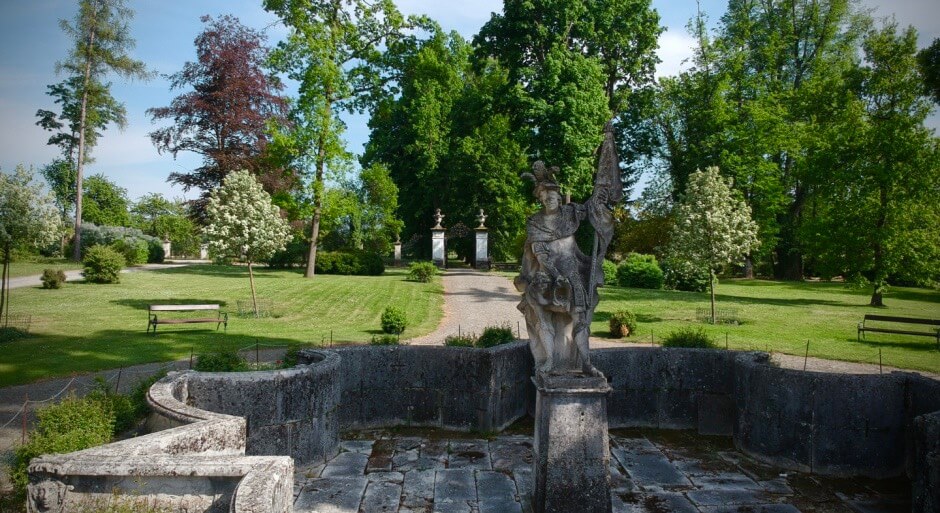 greillenstein castle lower austria park statues