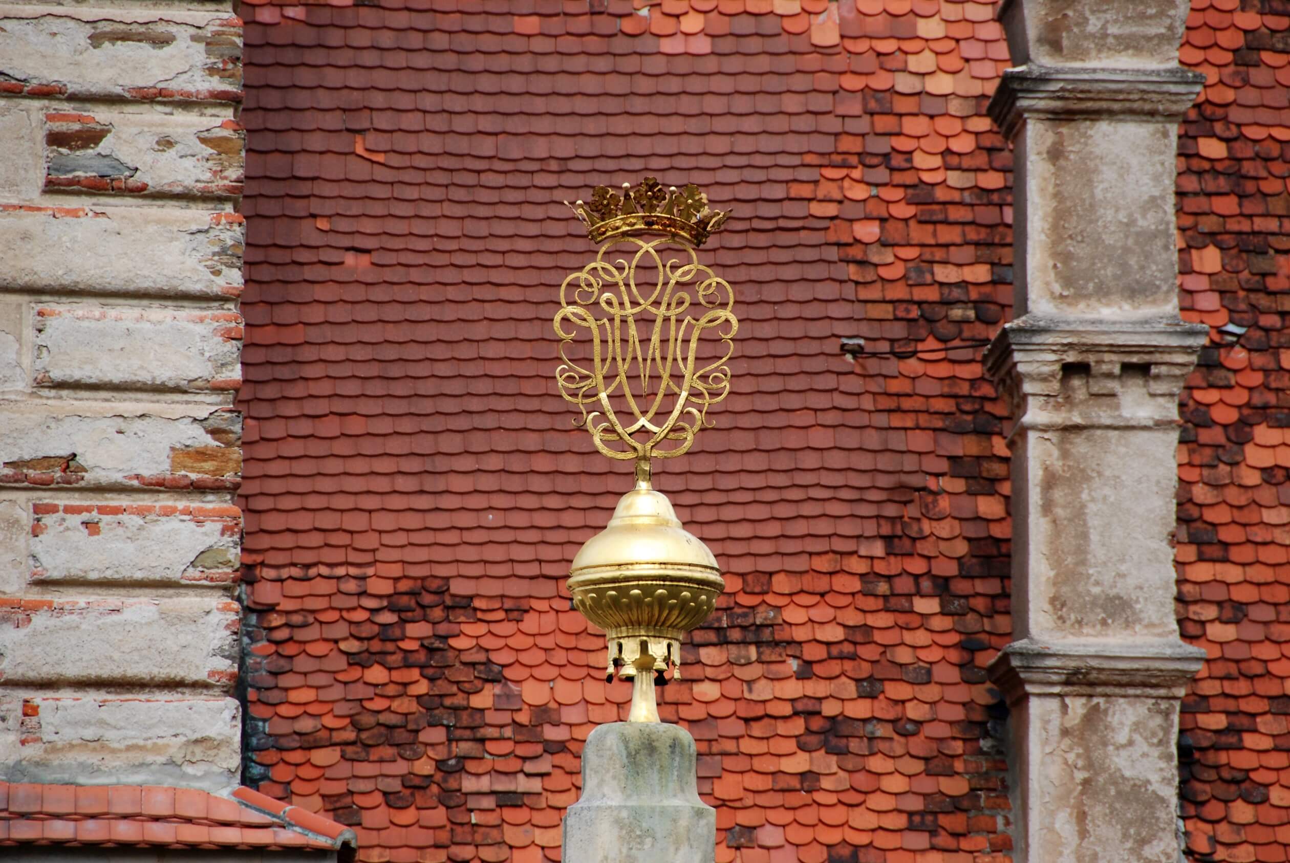 greillenstein castle lower austria roof crest