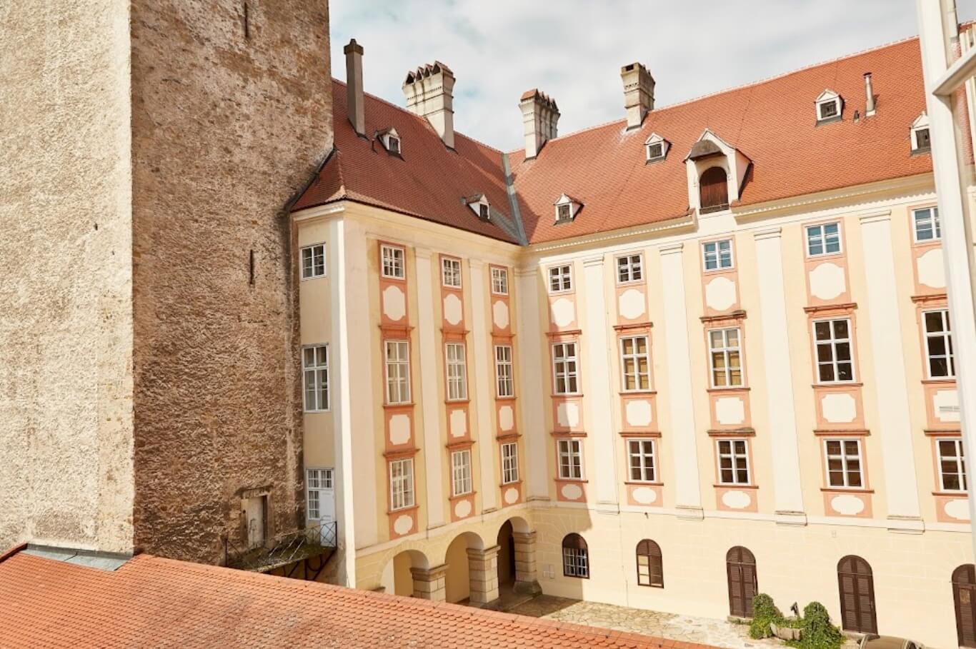 horn castle lower austria courtyard.png