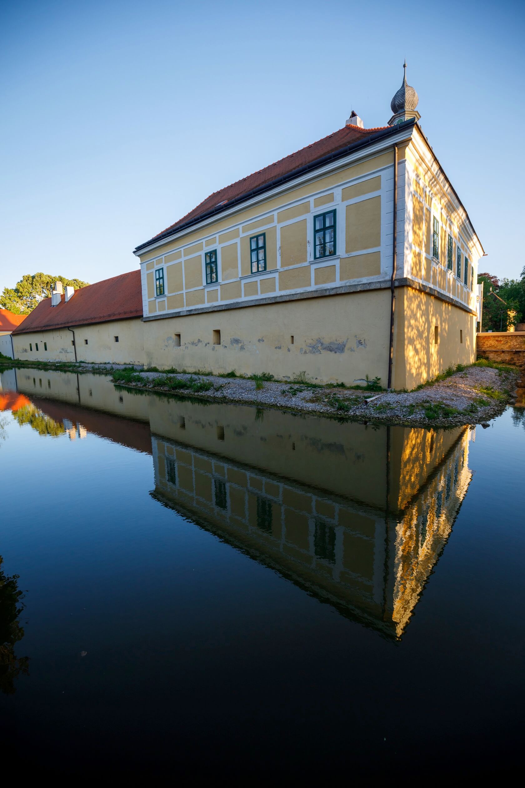 kottingbrunn-castle-side-building