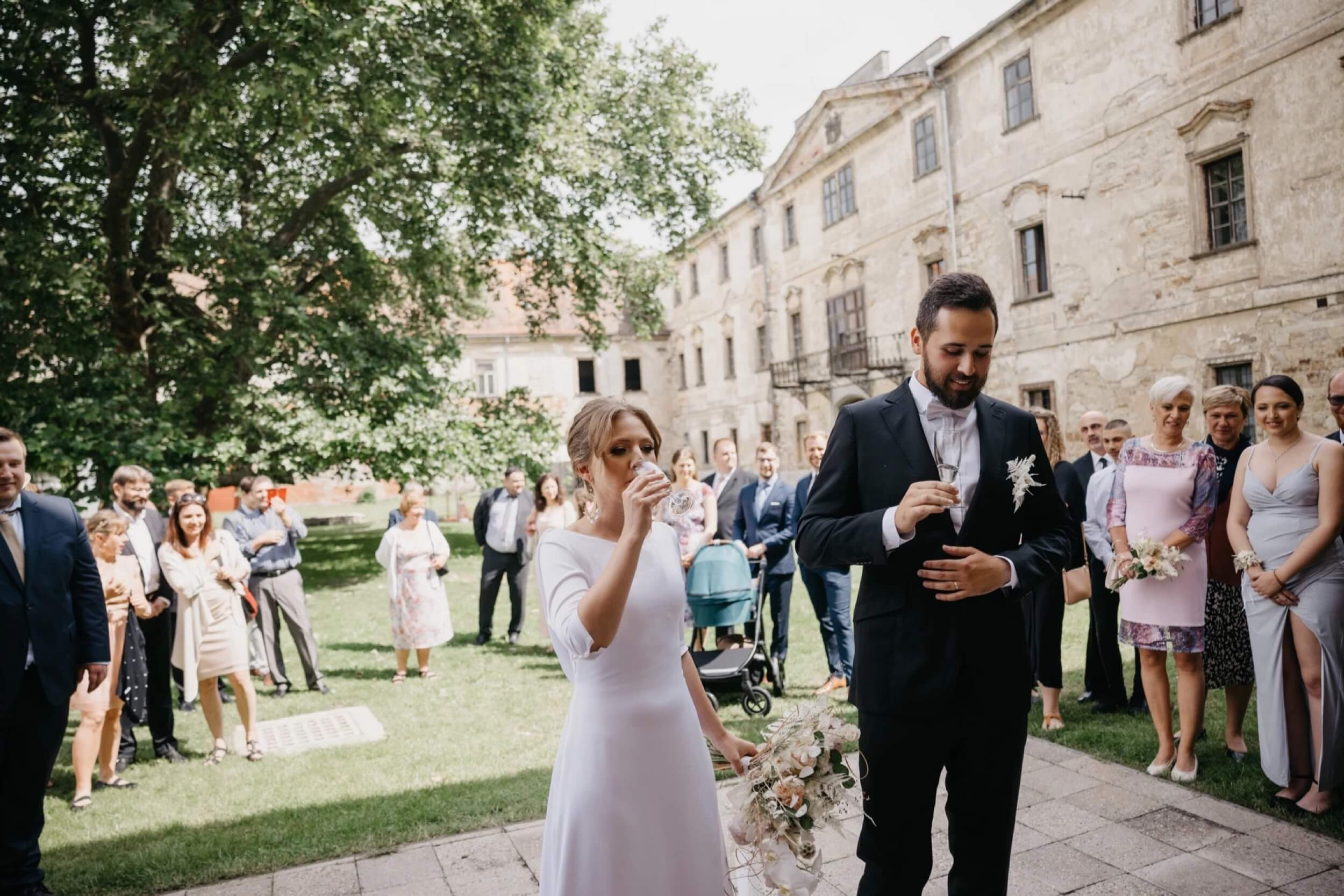 krinec castle wedding couple