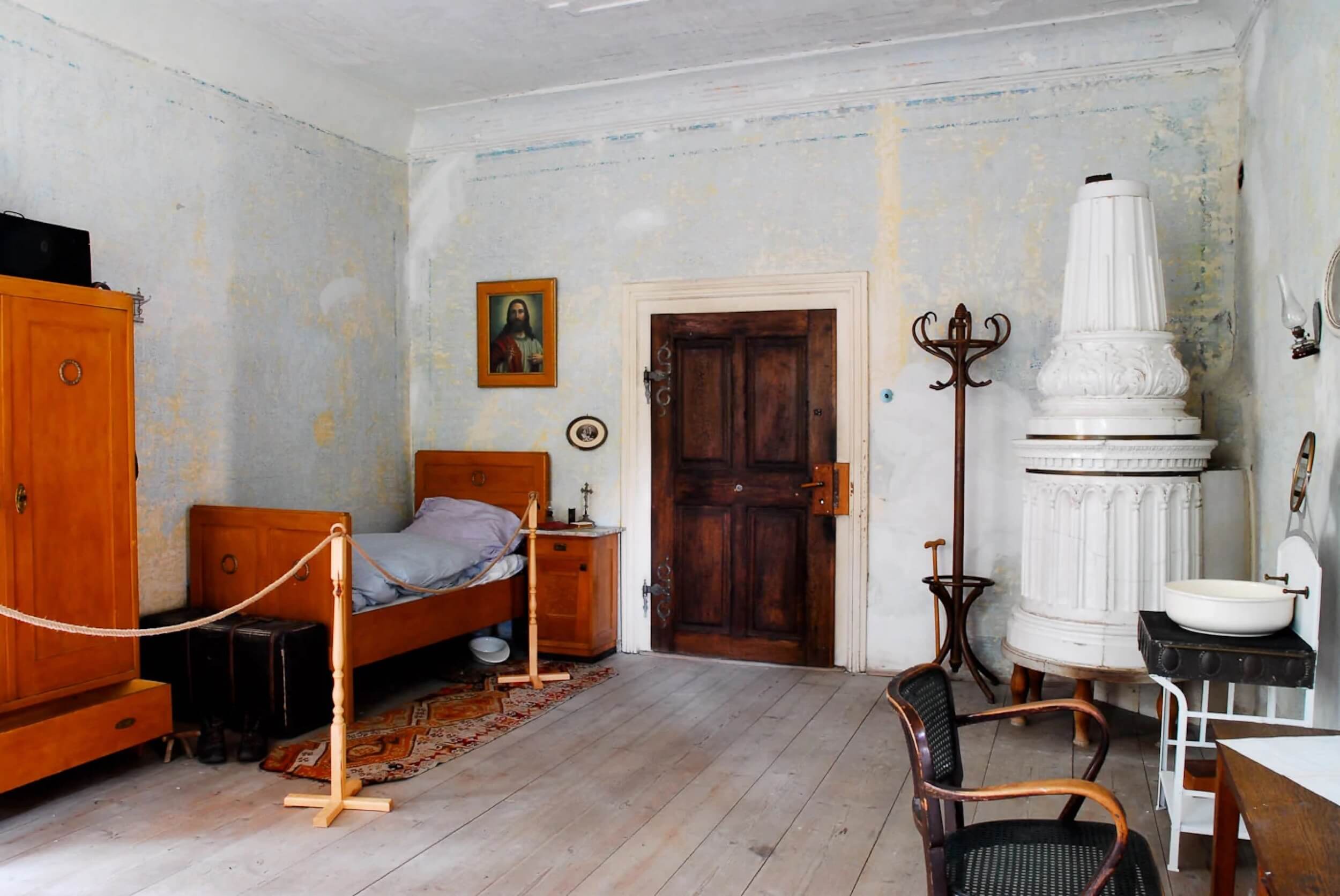 krinec castle wooden bed