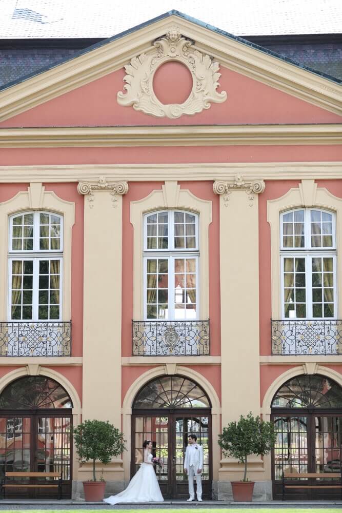 married-couple-park-in-front-of-dobris-castle