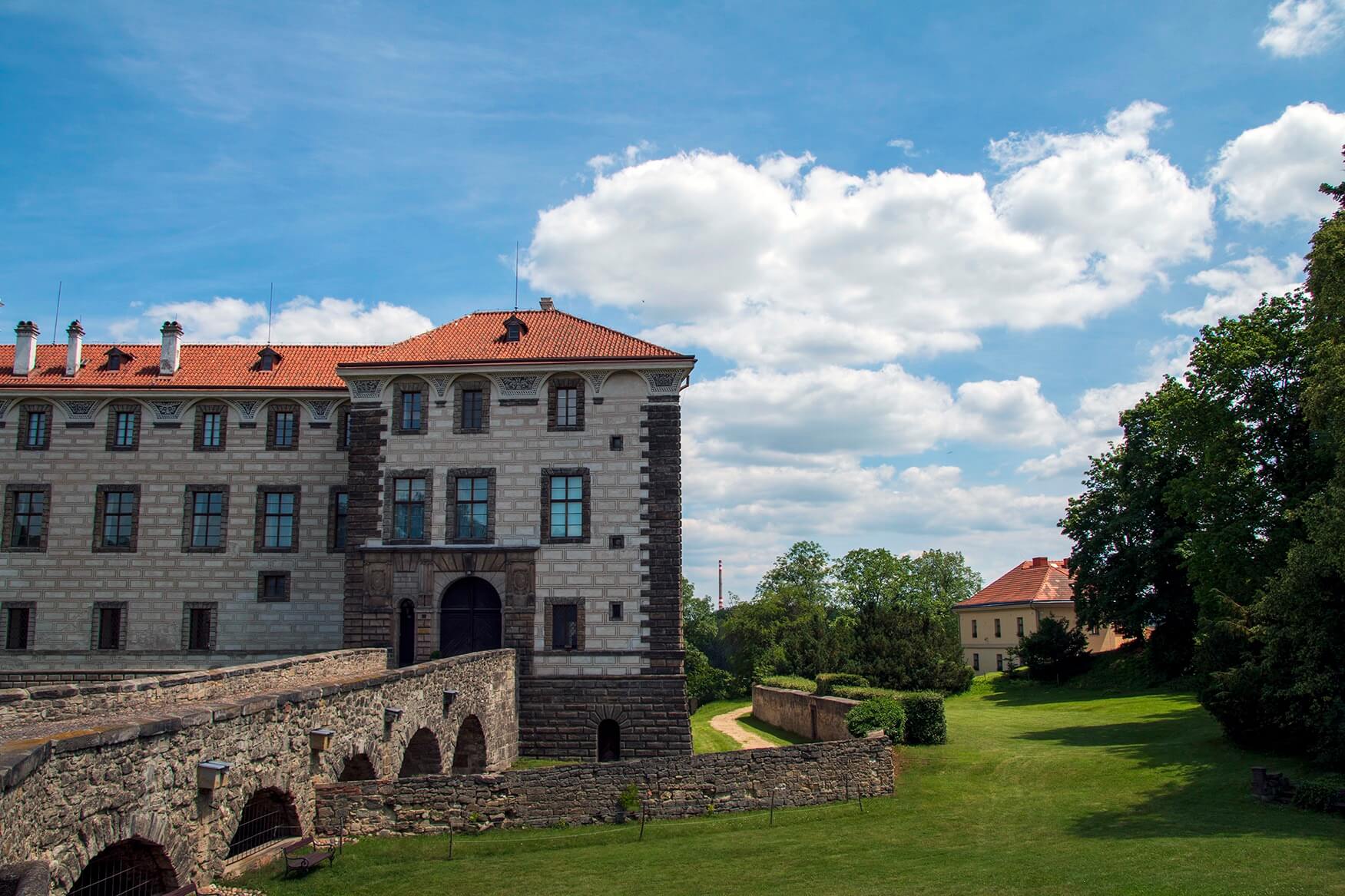 nelahozeves castle sunny bridge park wall