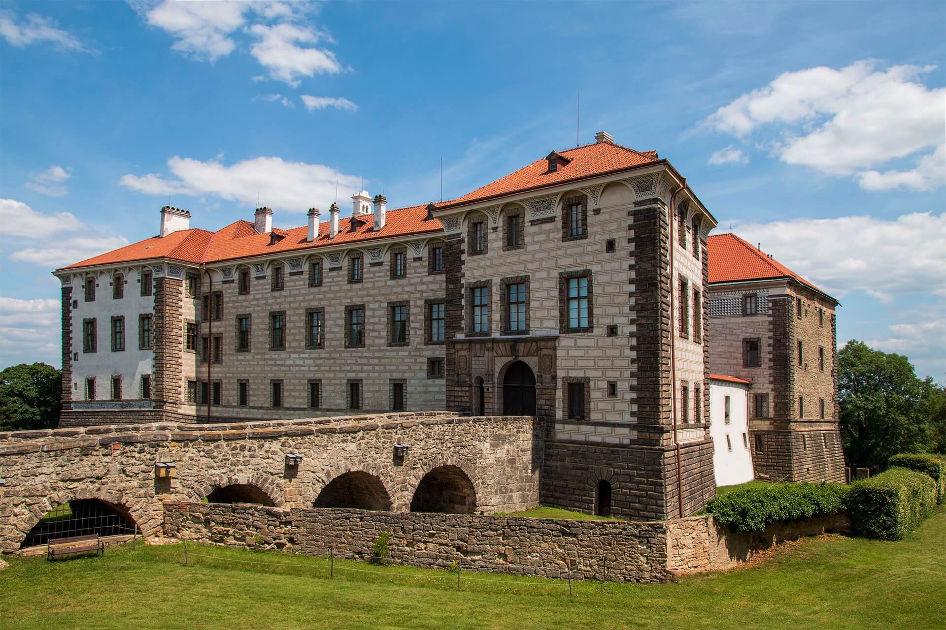 nelahozeves castle sunny bridge